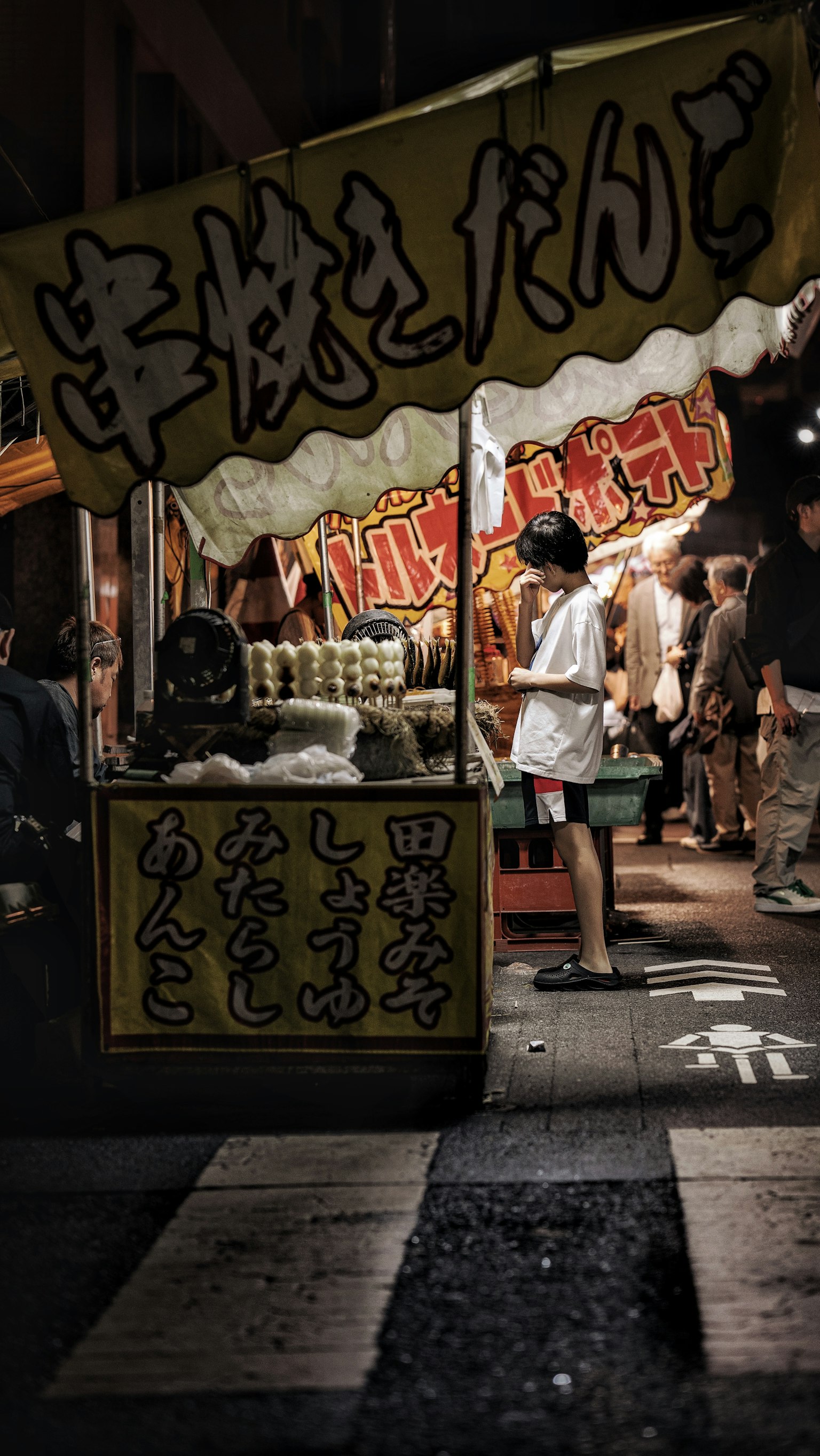 屋台の焼き鳥店が賑わう夜の風景