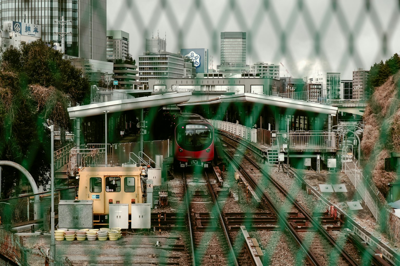 展示火車站和城市風景的圖像 軌道和車站建築可見