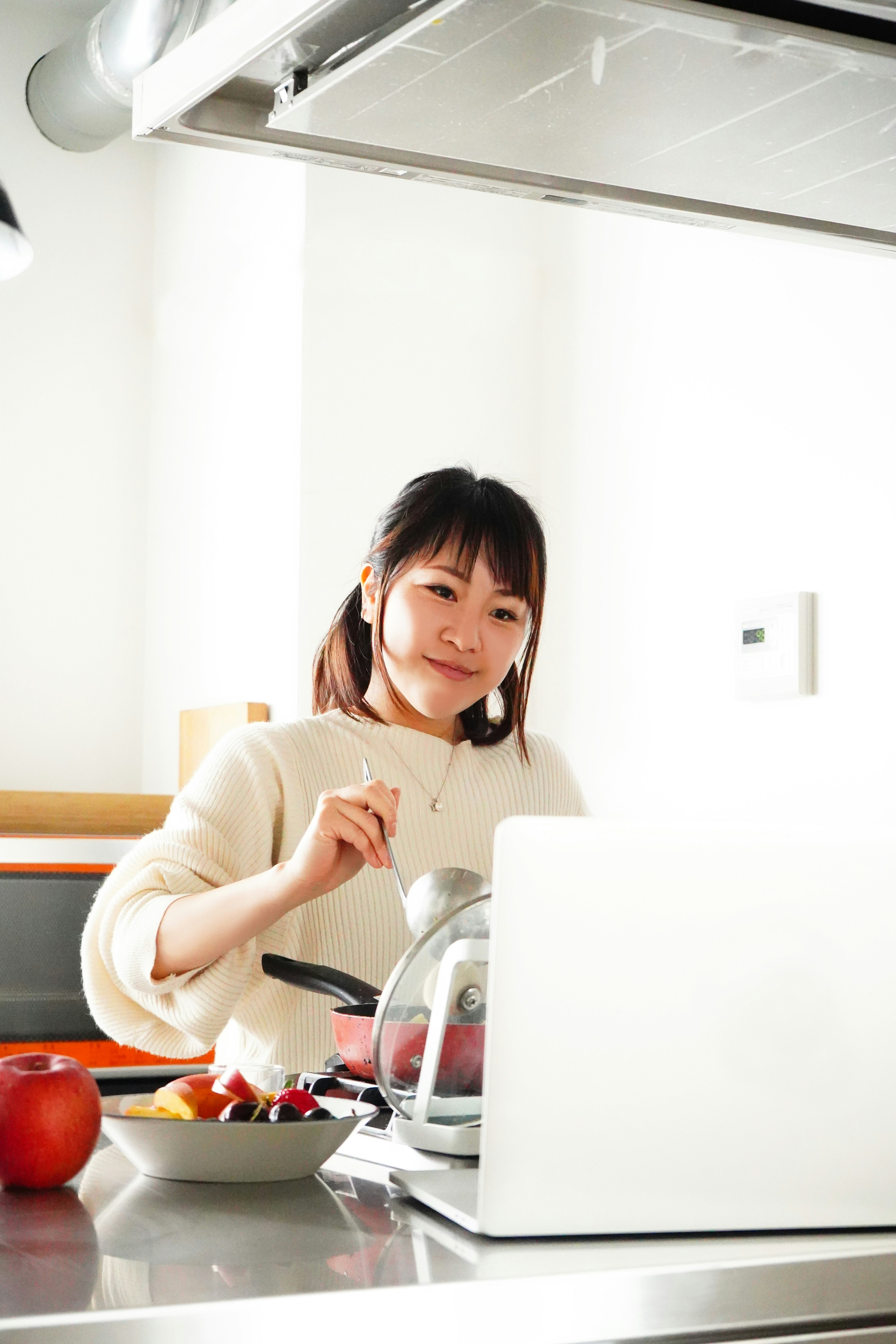 廚房裡煮飯的女性