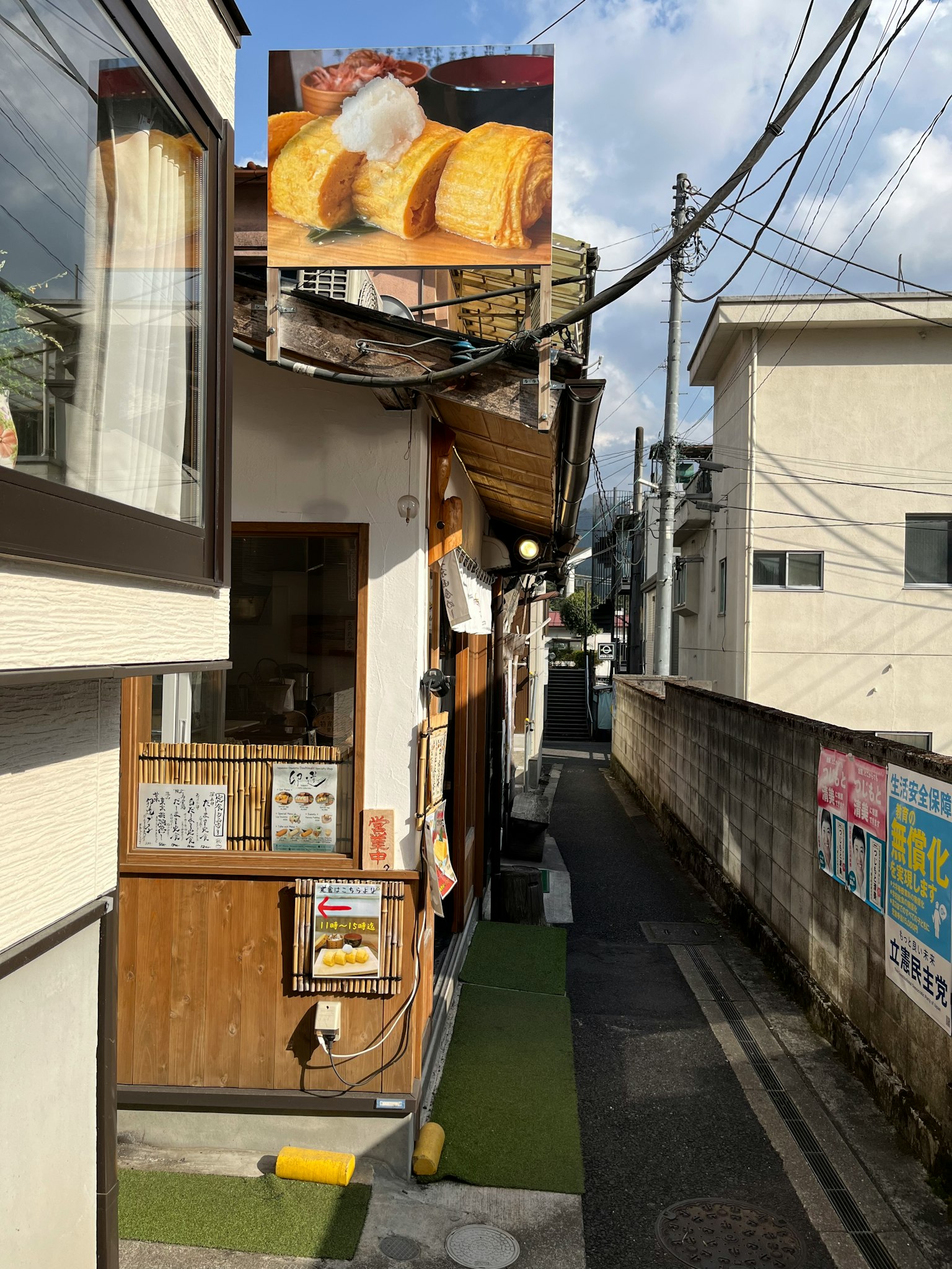狭窄巷道中的面包店外观和招牌