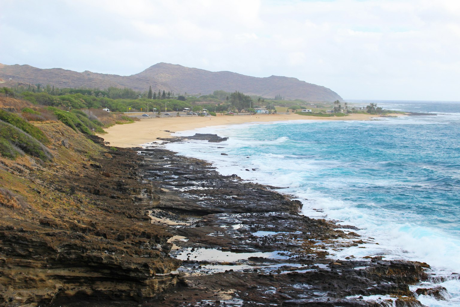 Costa panoramica con scogliera rocciosa e onde leggere