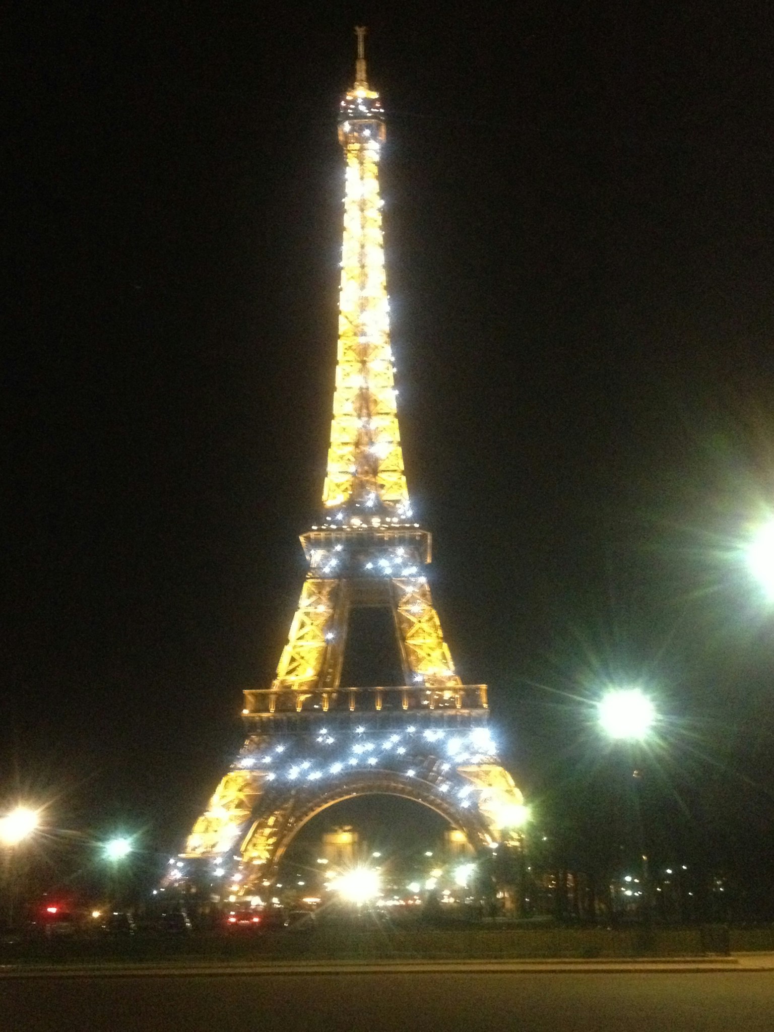 夜間亮燈的艾菲爾鐵塔
