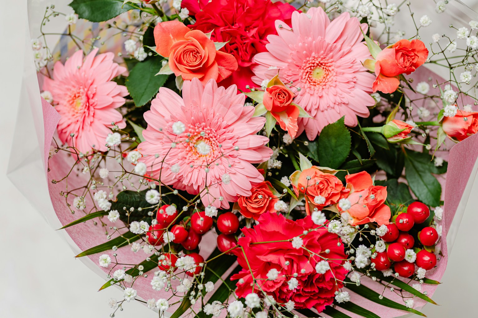 Bouquet colorato con gerbere rosa e rose