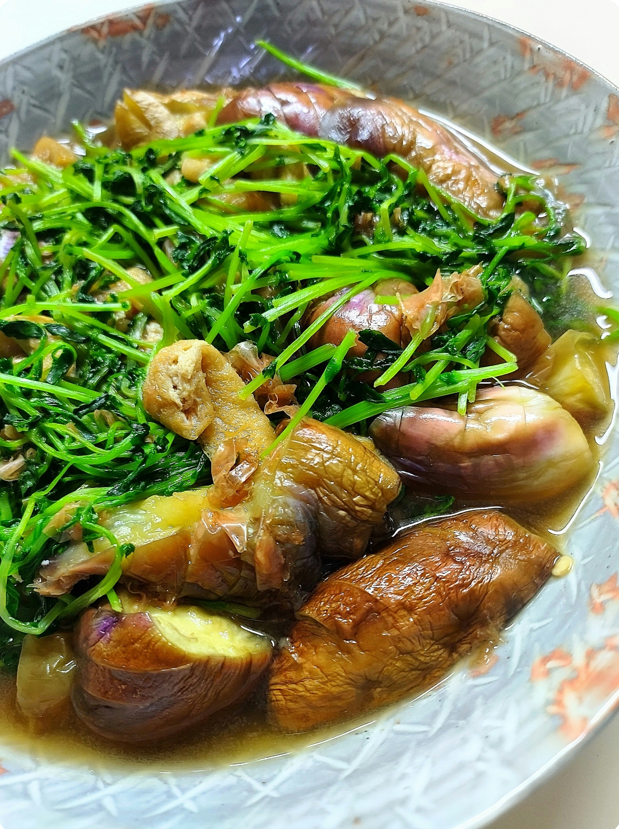 茄子と豆苗の煮浸しの皿