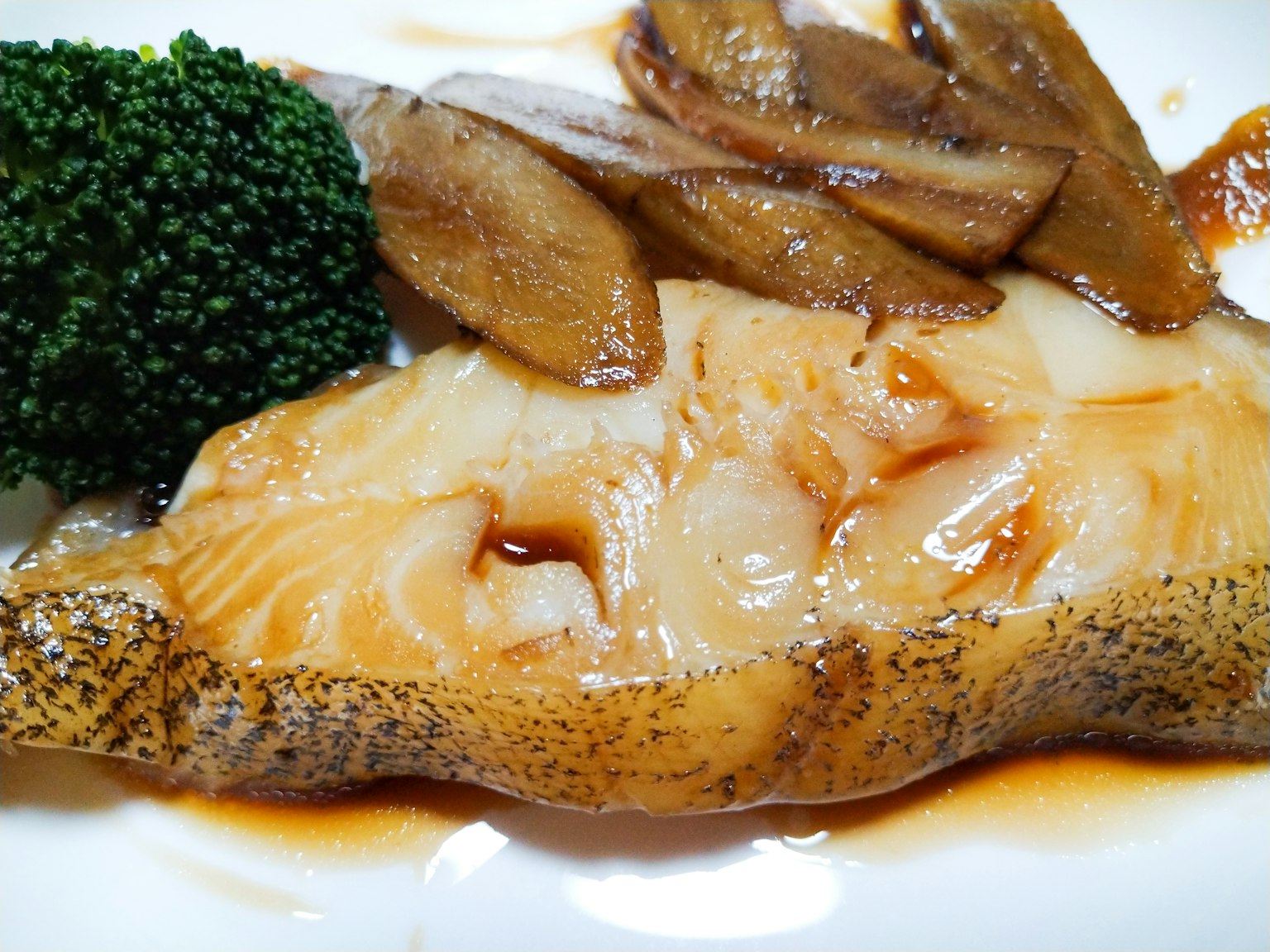Filet de poisson grillé avec brocoli et champignons