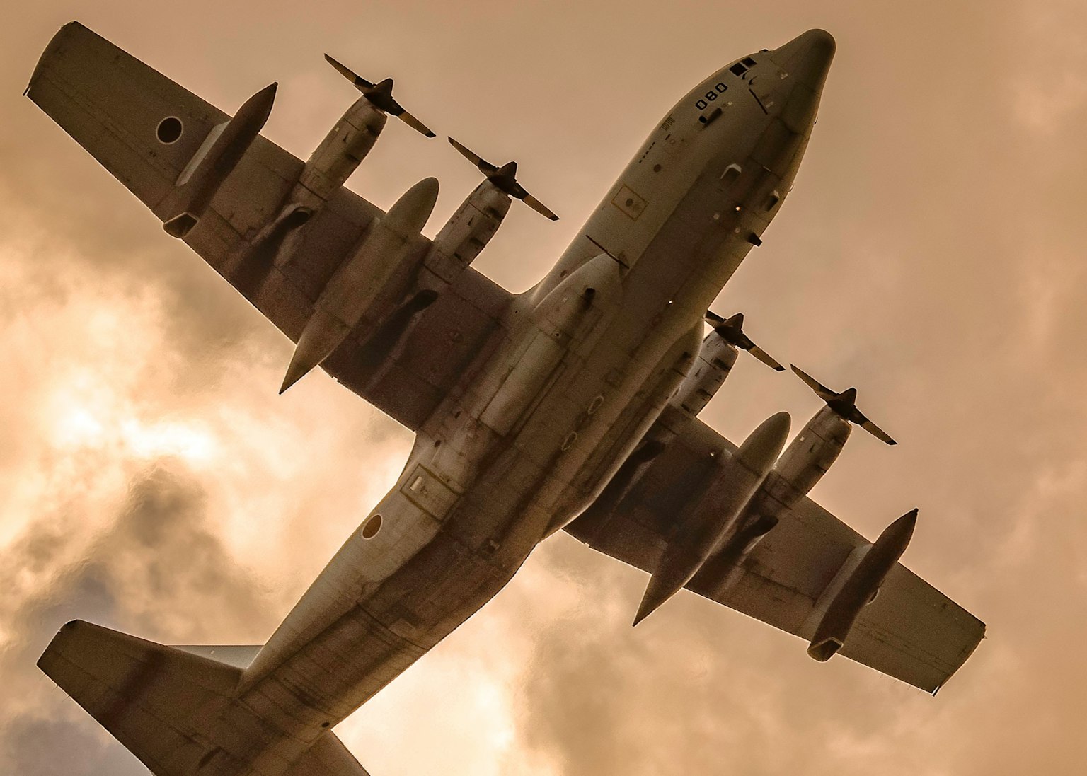 Un aereo che vola nel cielo visto dal basso