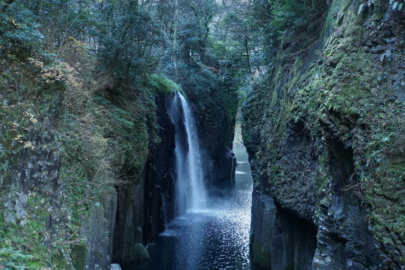 Una hermosa cascada que cae por un desfiladero verde