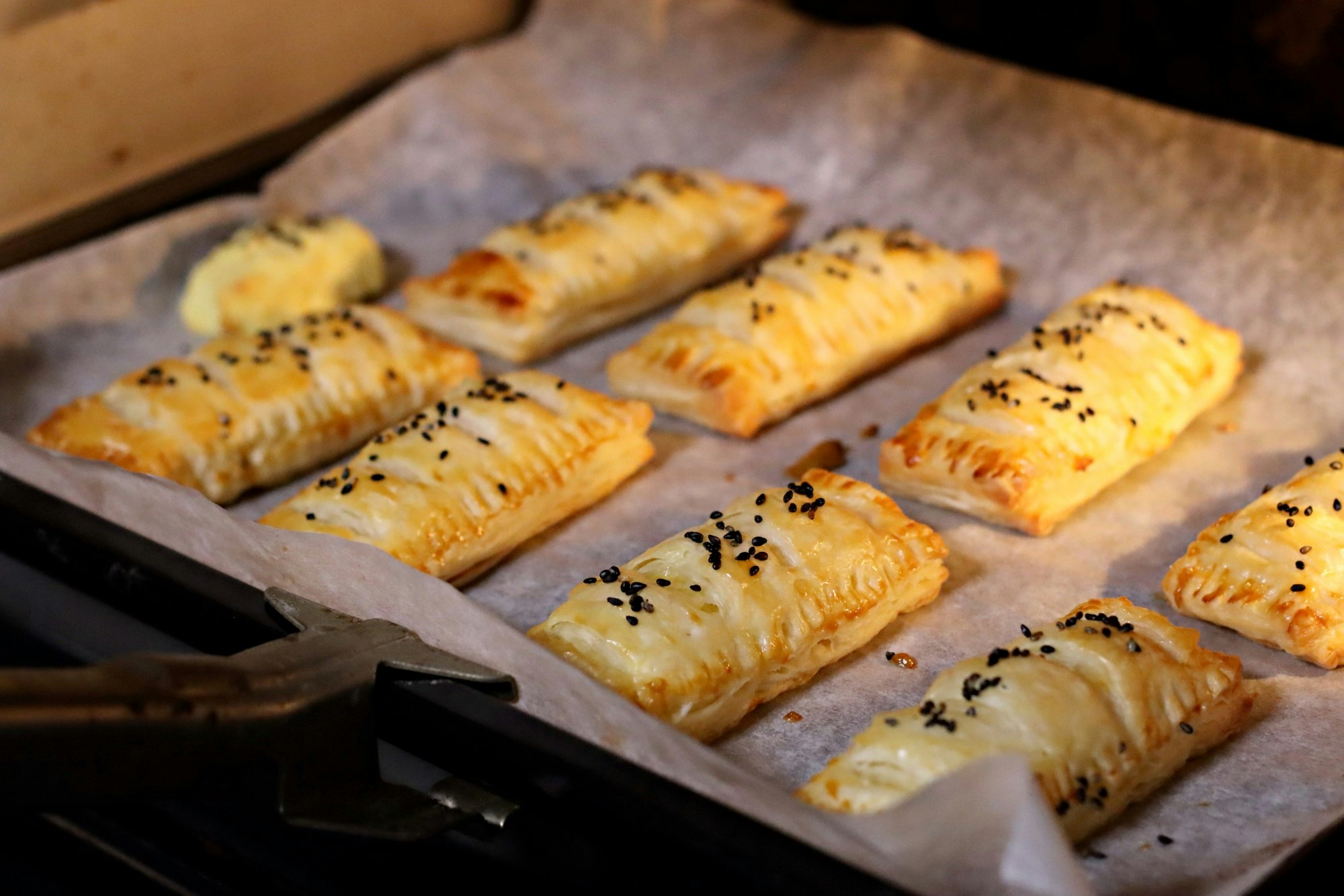 pâtisseries feuilletées au four sur une plaque