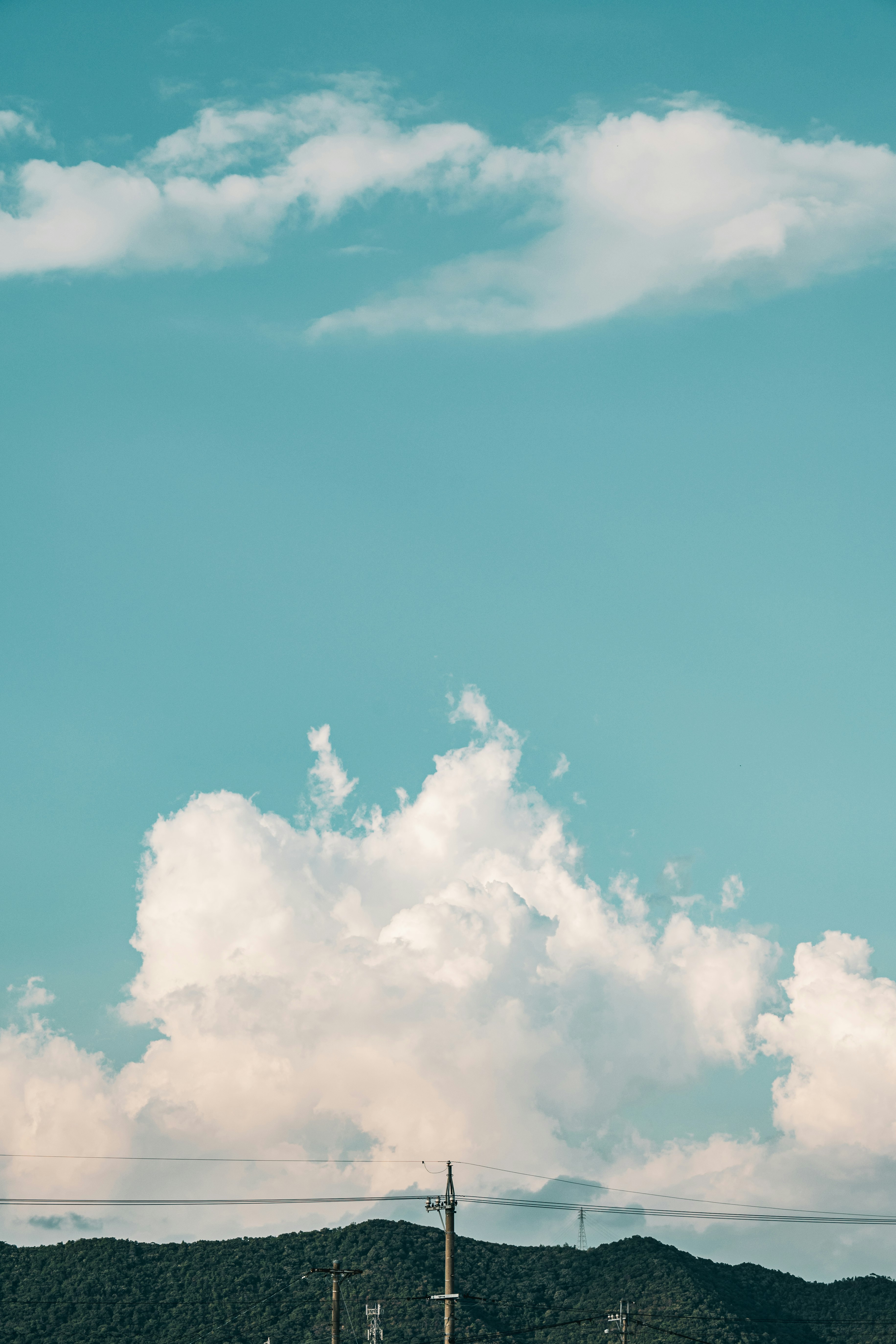 große Wolken über blauem Himmel über Bergkämmen
