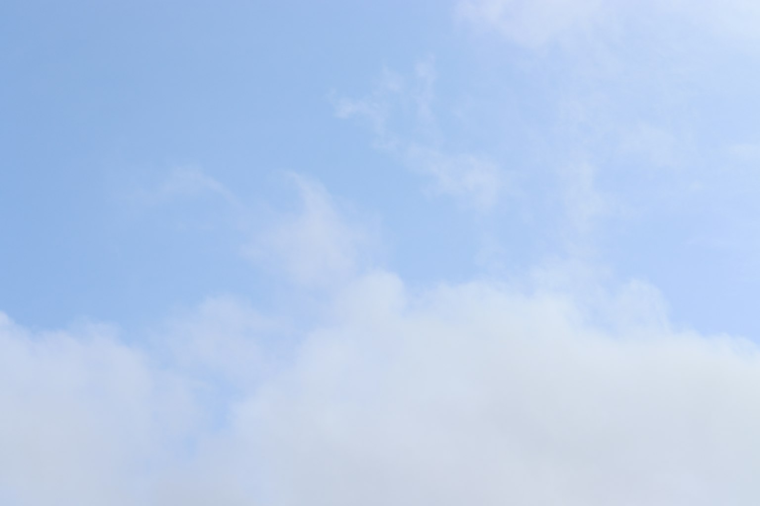 Langit biru cerah dengan awan putih berbulu