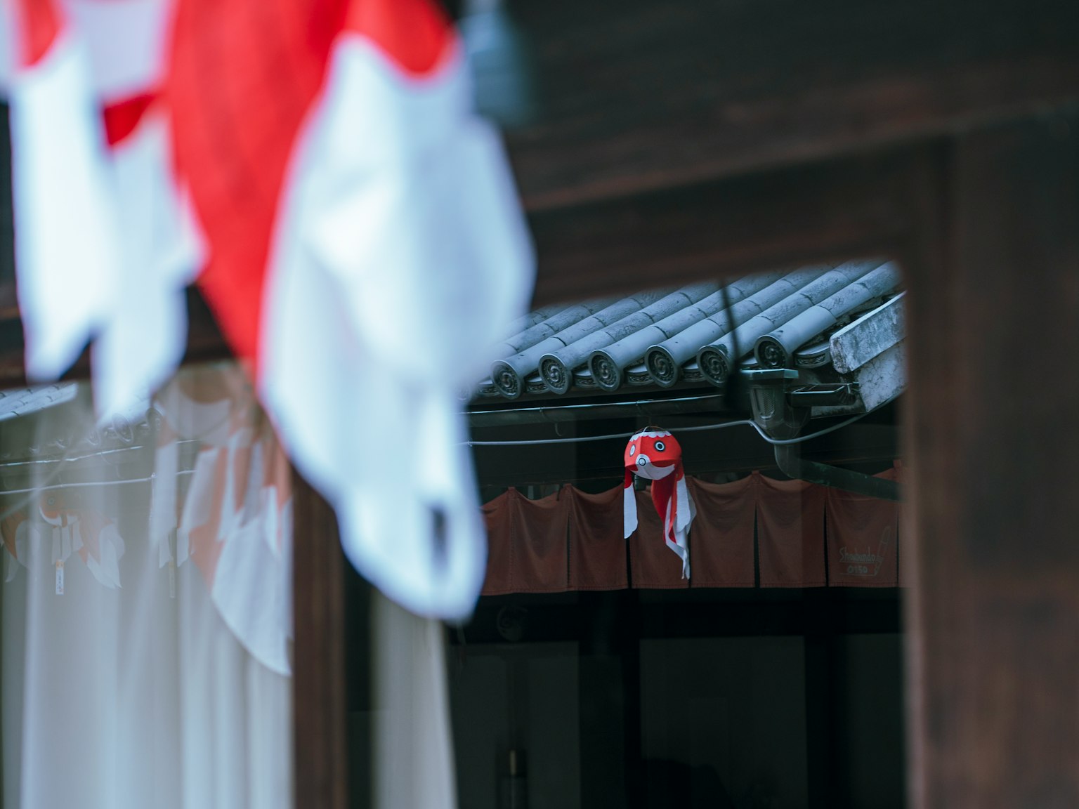建築物外窗掛著紅白相間的旗幟的景觀