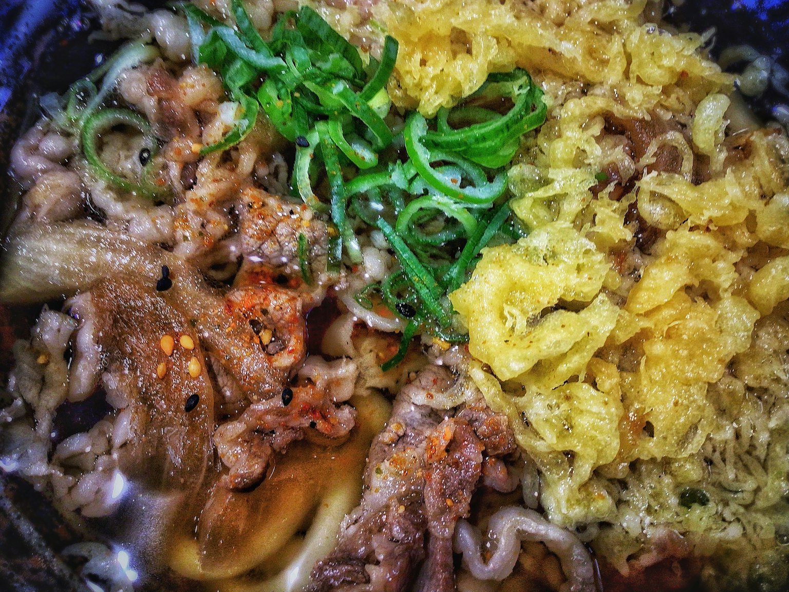 ราเมนอร่อยพร้อมท็อปปิ้งเนื้อวัวและไข่