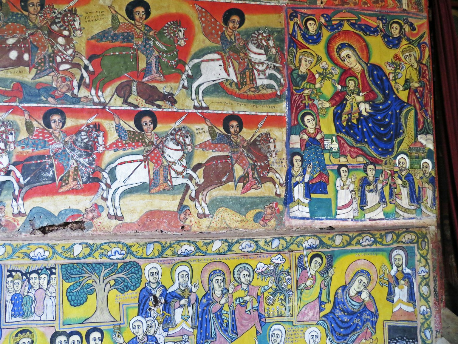 Lebendige religiöse Wandmalereien mit mehreren Heiligen und mythologischen Szenen