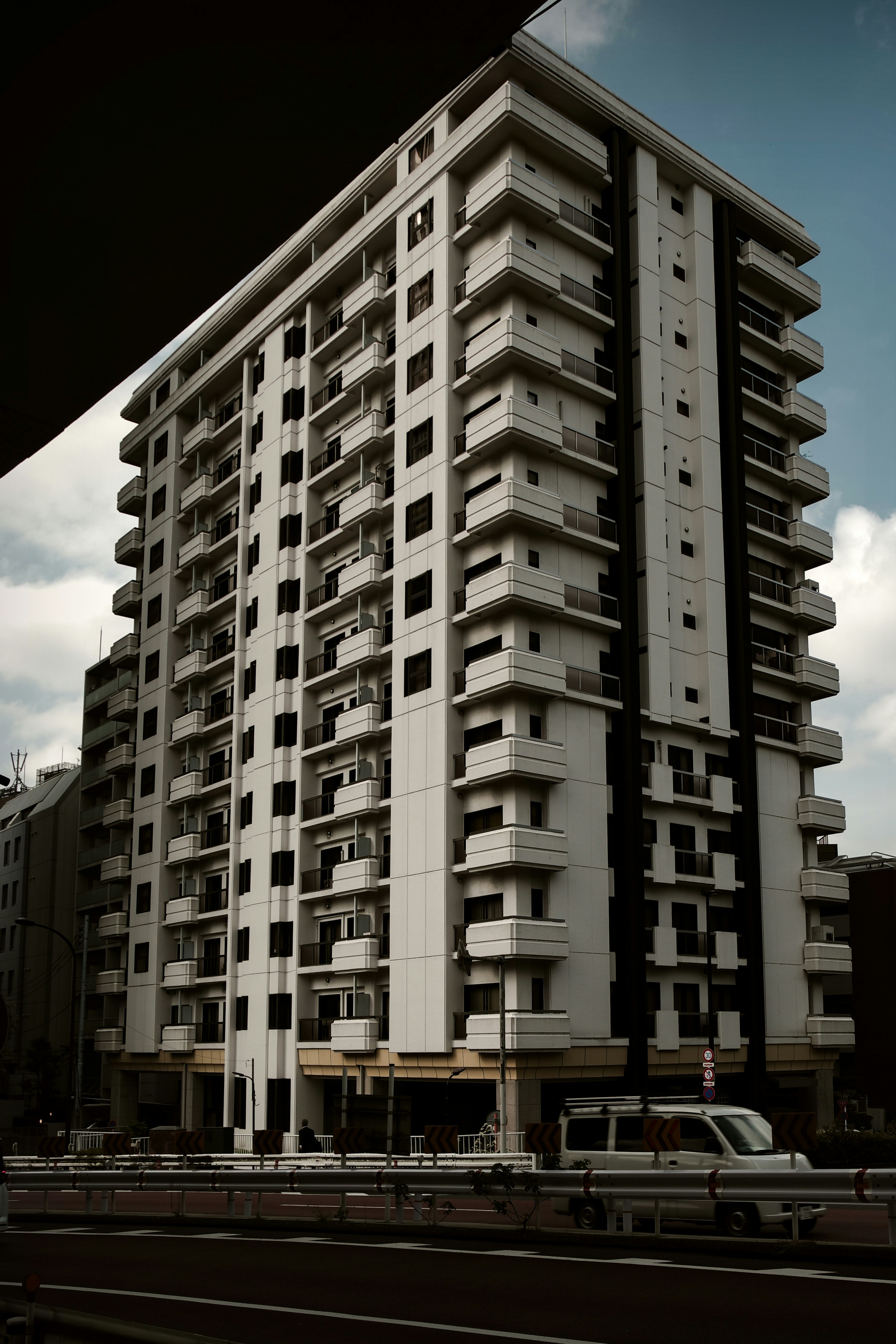 grattacieli residenziali lungo una strada urbana