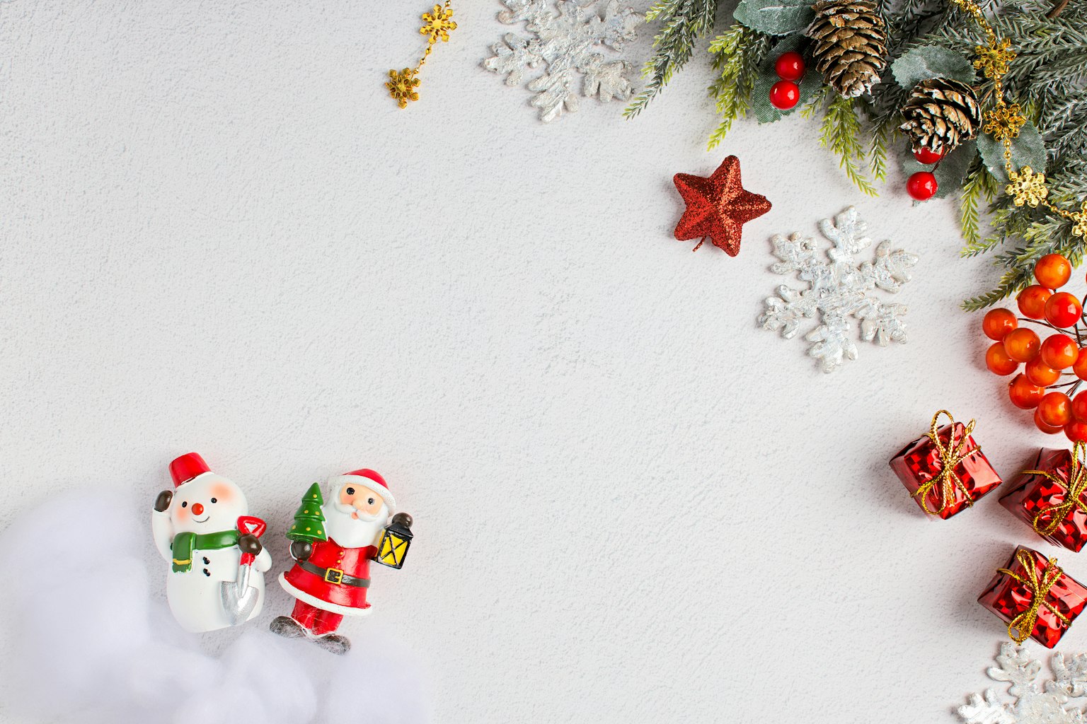Trang trí Giáng sinh bao gồm tượng Santa Claus và đồ trang trí lễ hội