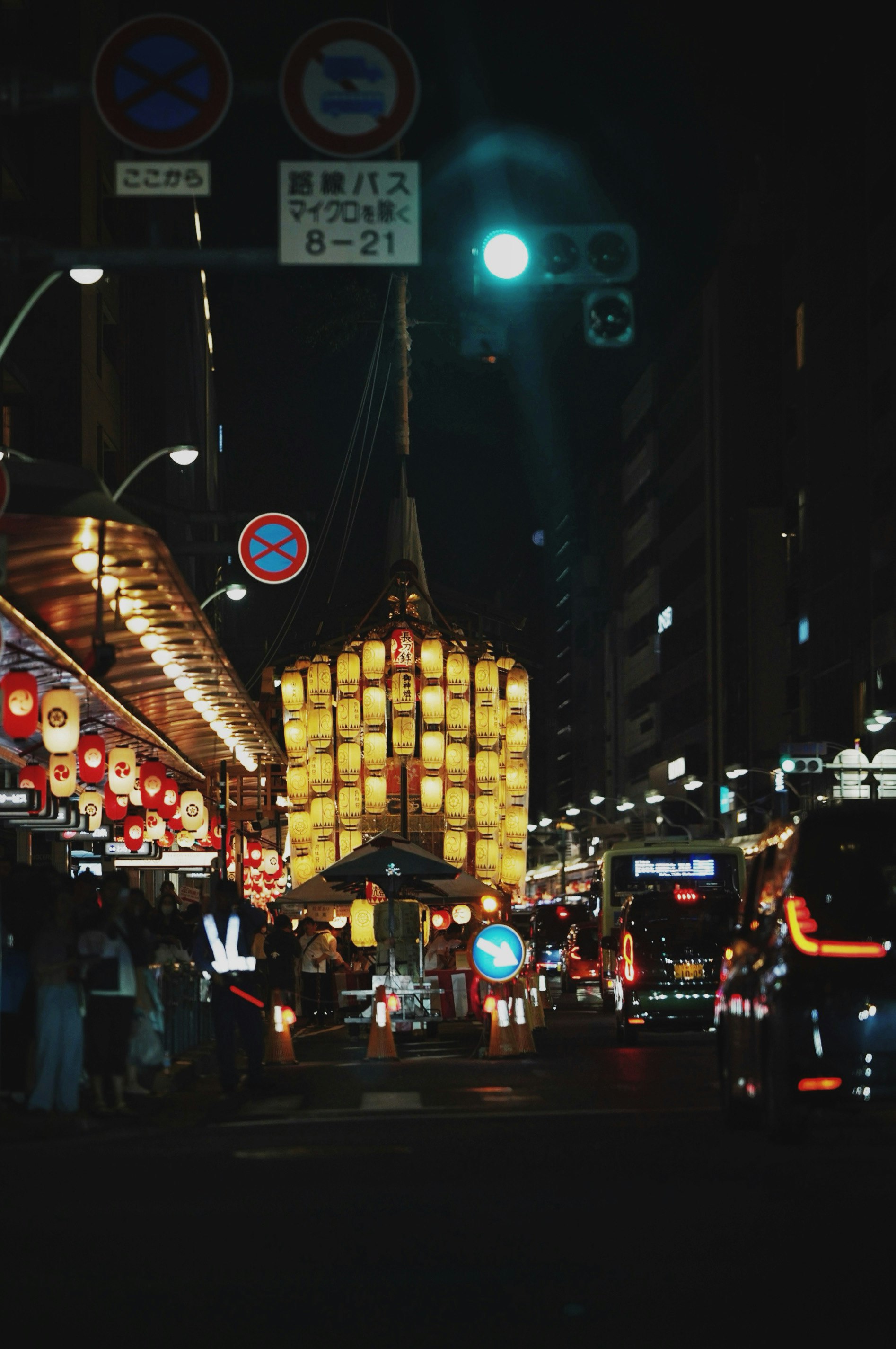 祇園祭の提灯が並ぶ夜の街並み