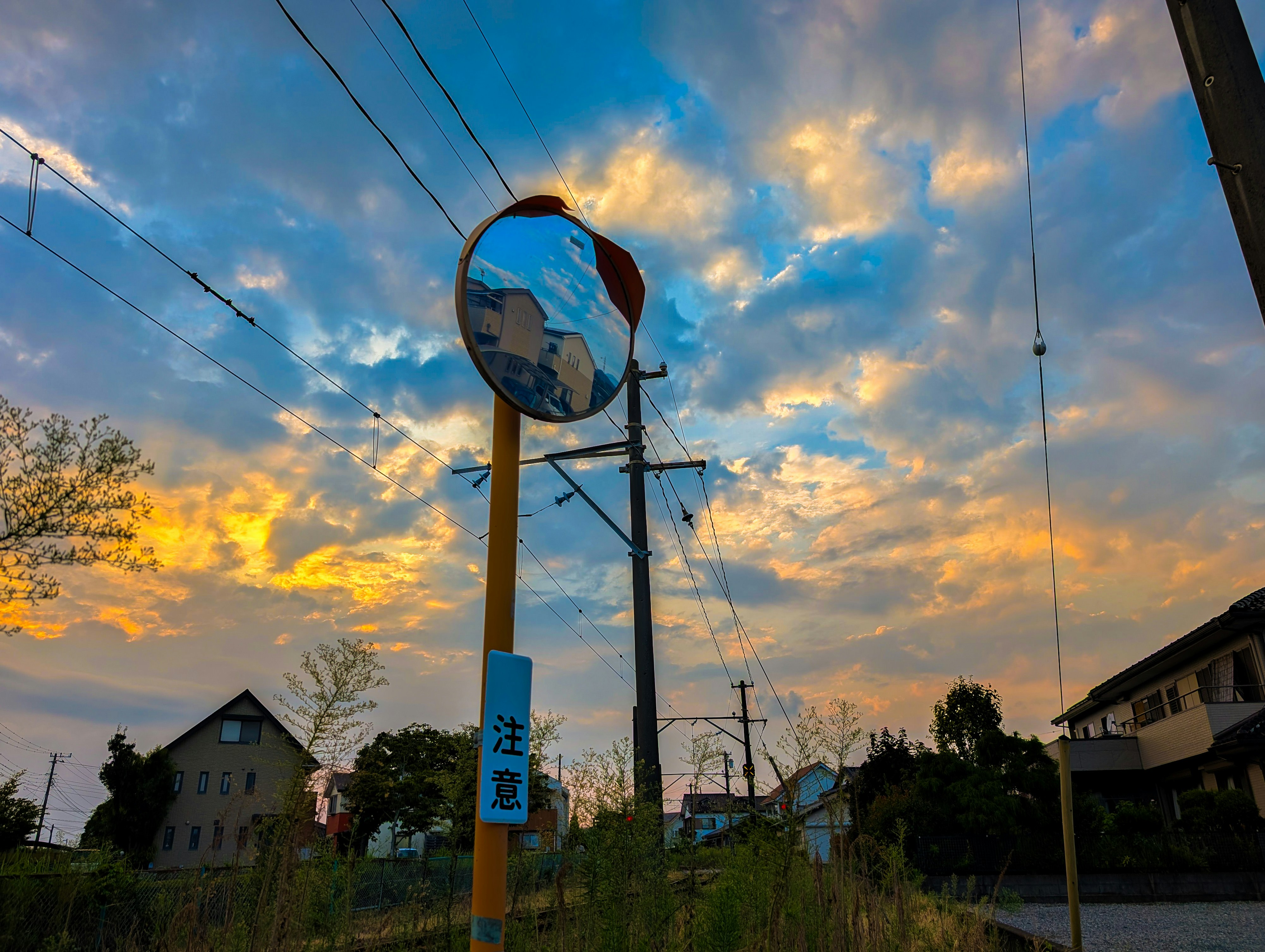 夕方の空と道路標識のある郊外の風景