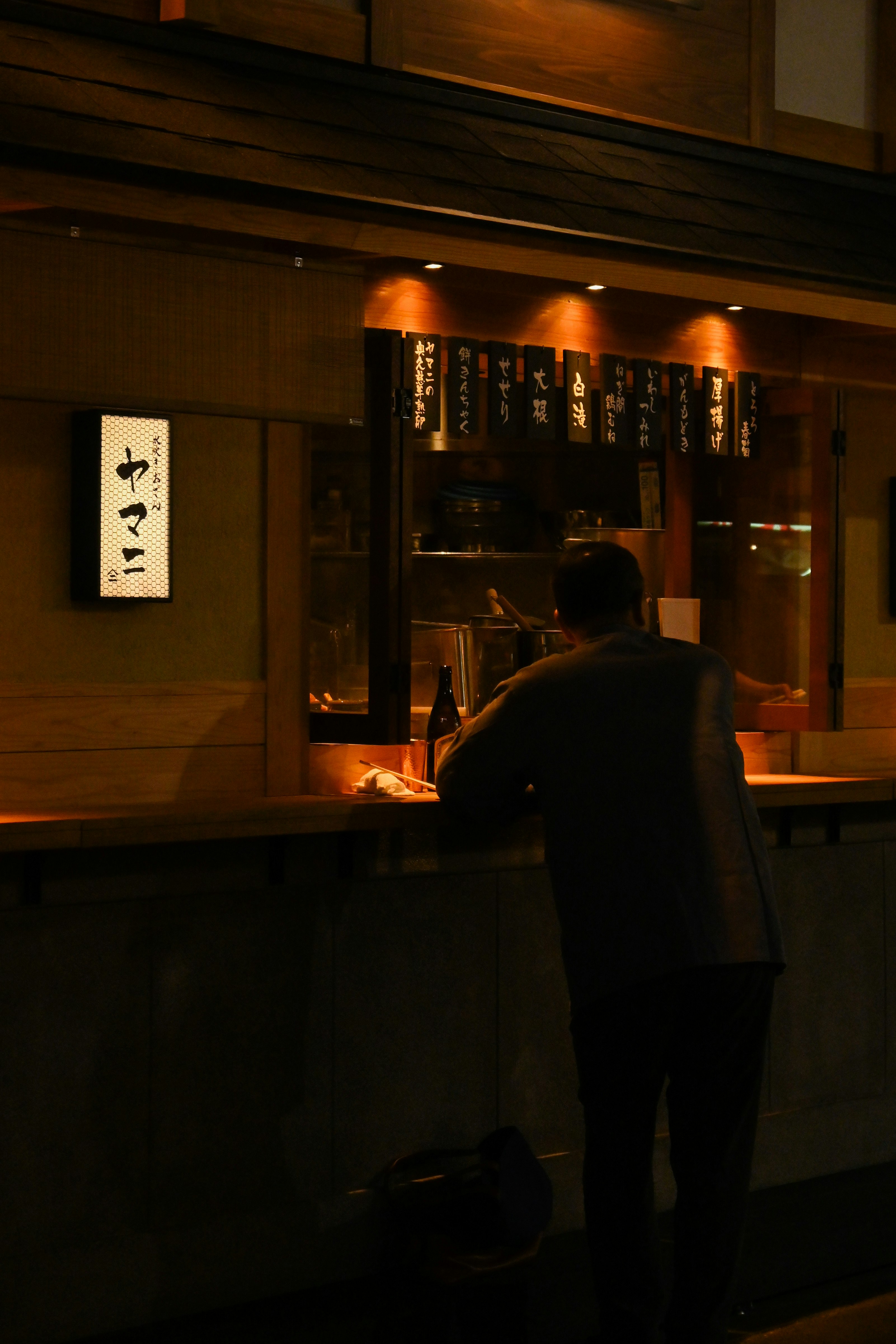夜の路地にある和風の飲食店の入口