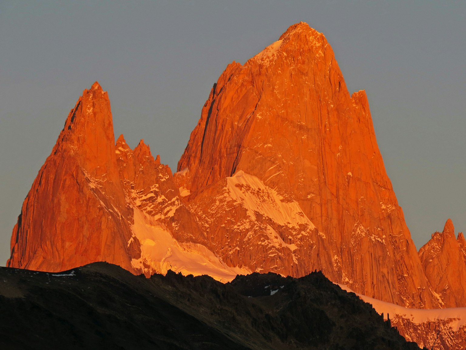 Pics majestueux de Patagonie illuminés par le coucher de soleil