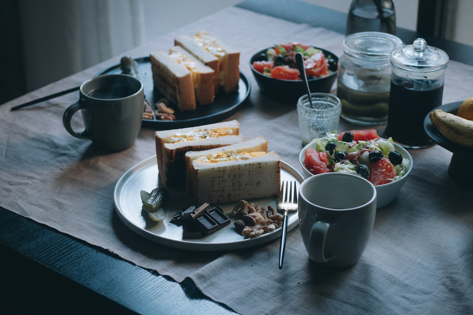 Petit déjeuner sur une table avec des sandwichs et une salade