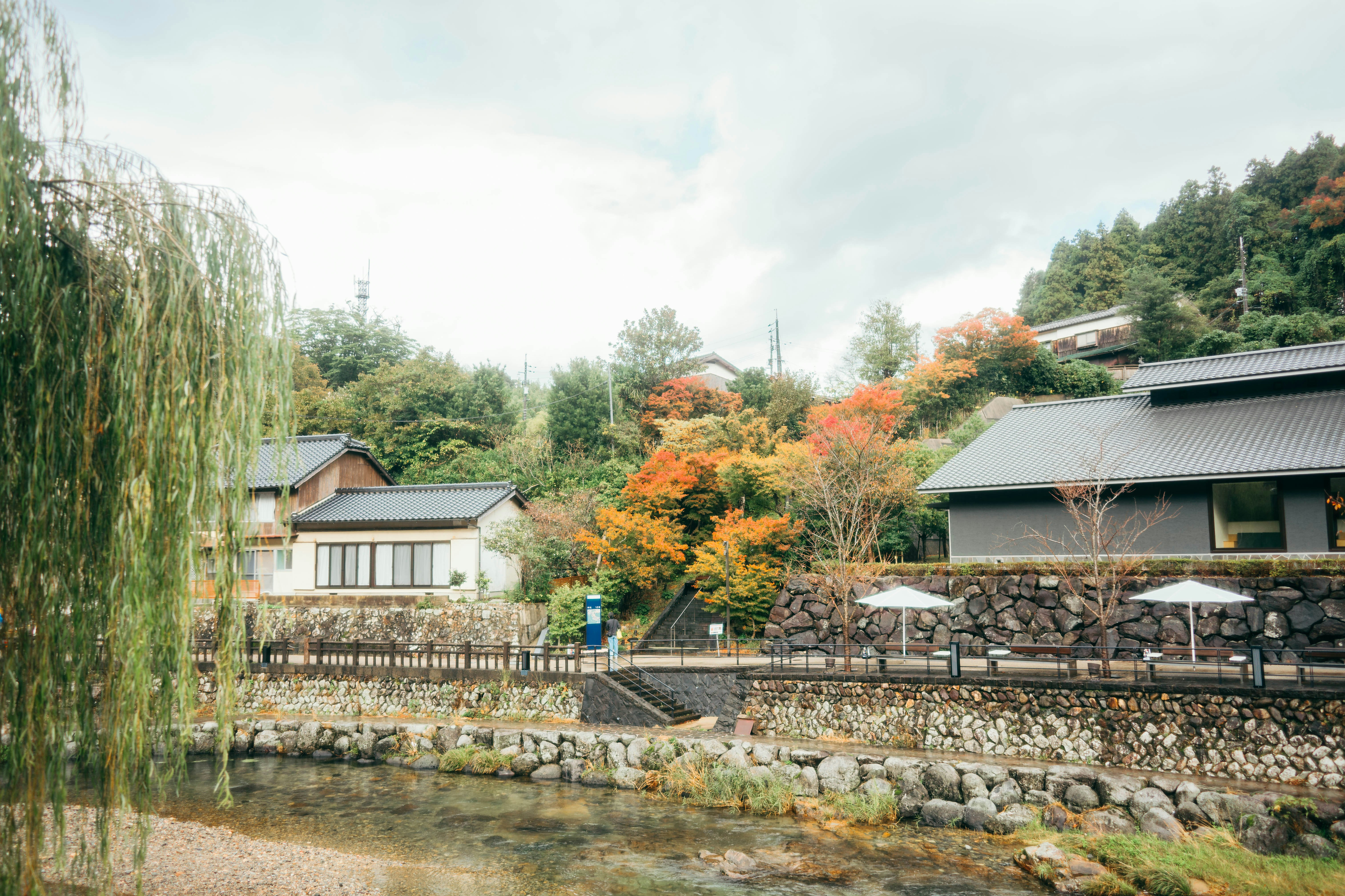 Nagato Yumoto Onsen lungo il fiume con ryokan e muretto in pietra