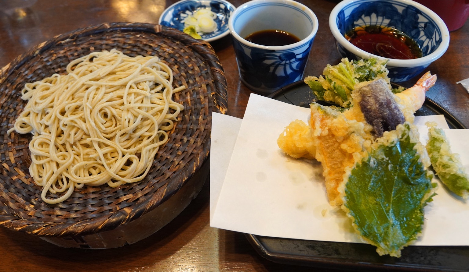 一盤天婦羅和蕎麥麵在木桌上