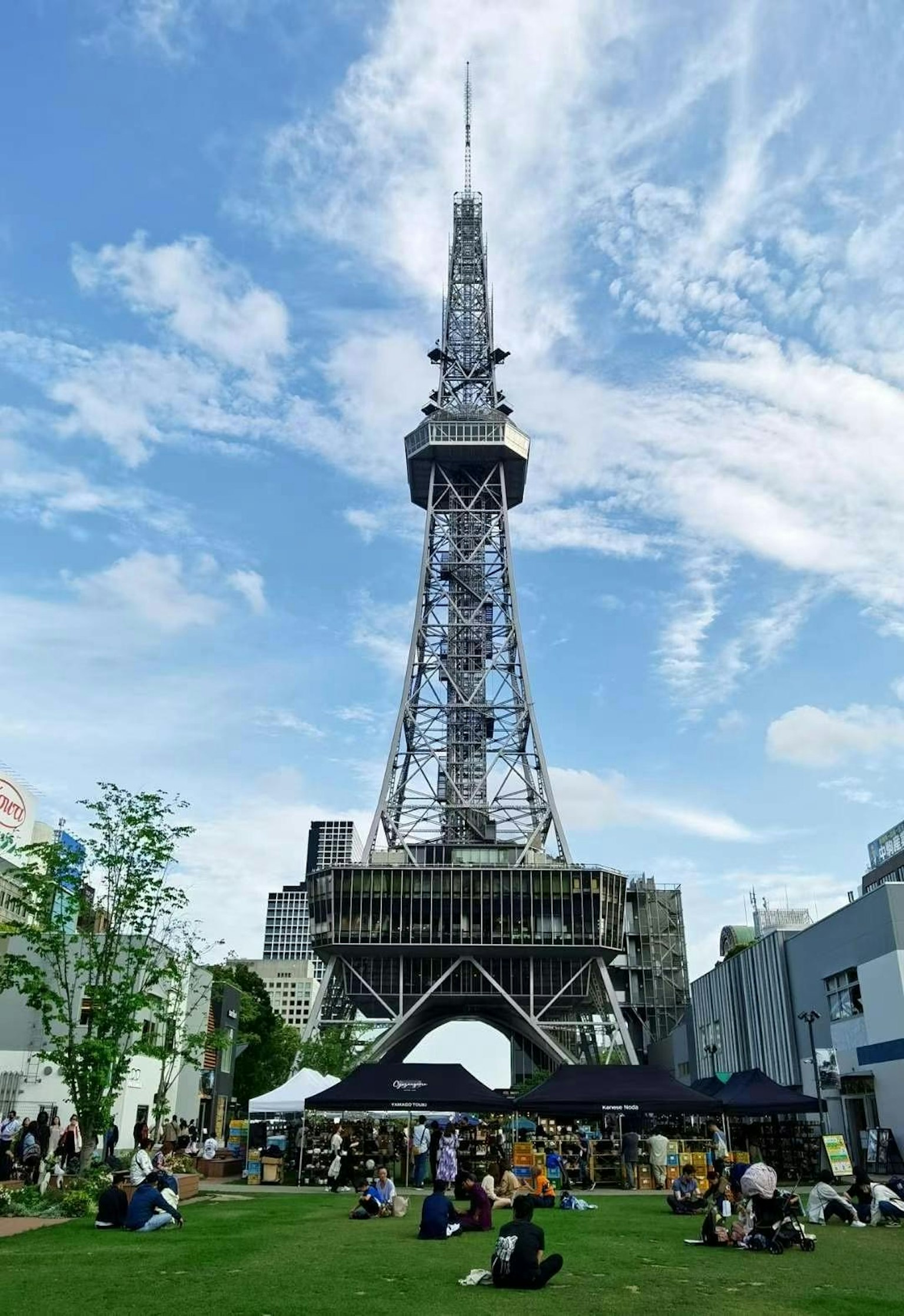 La Torre di Nagoya che si erge sotto un cielo blu in un parco