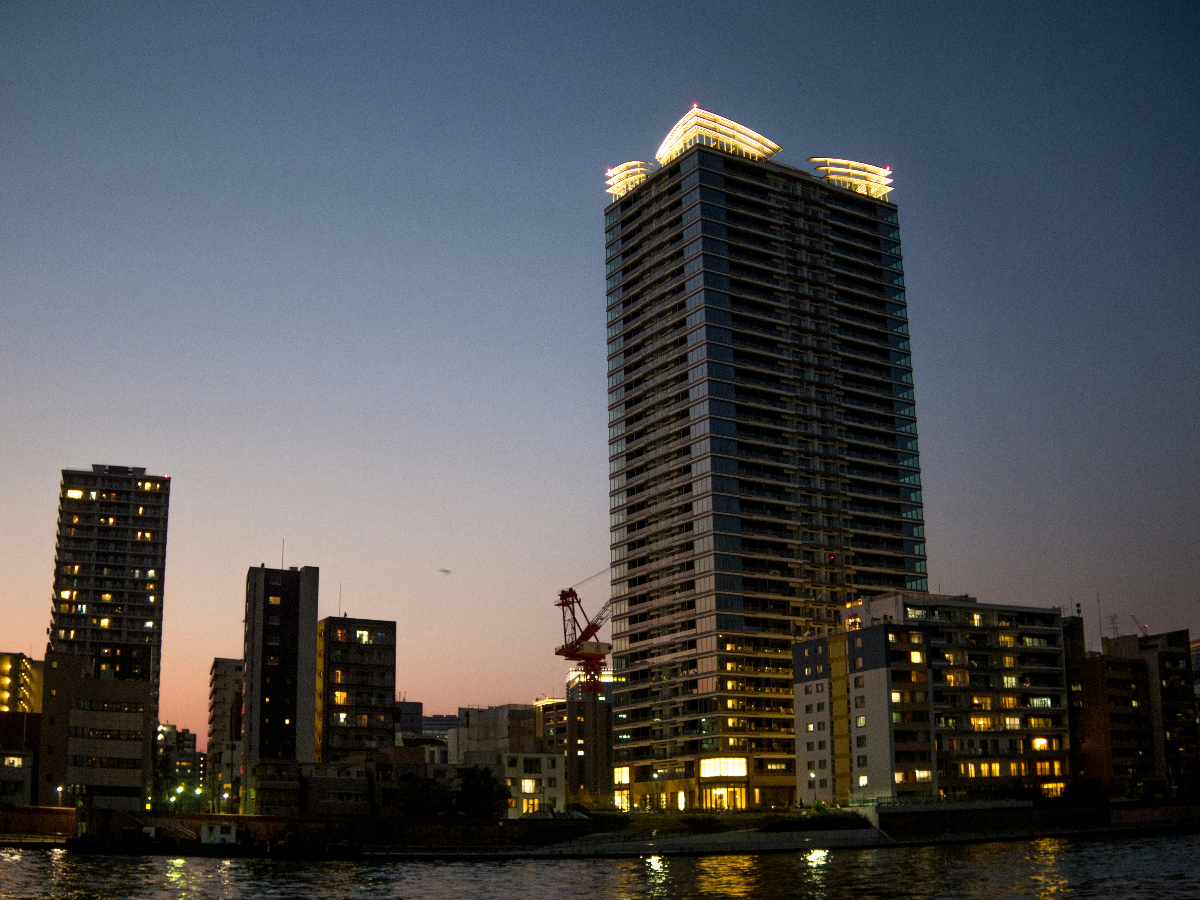 川沿いに立つ高層ビル群の夕景