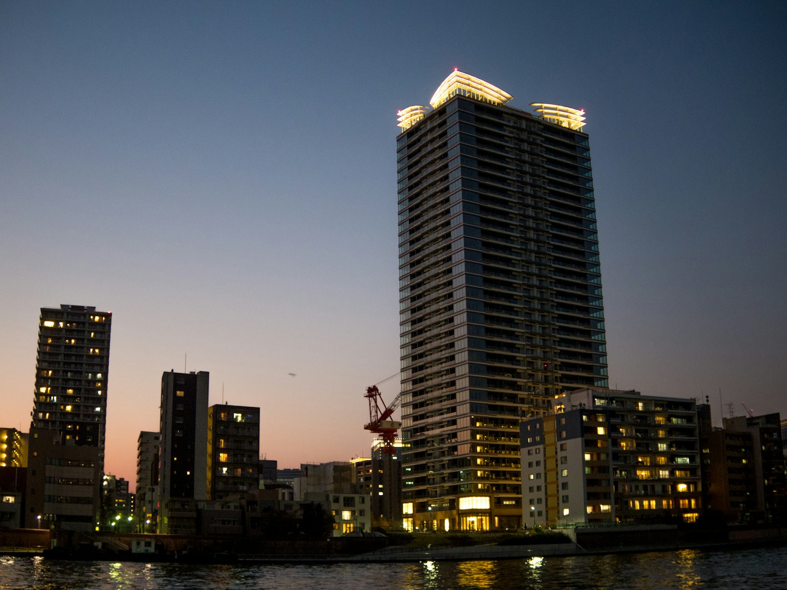 黃昏城市景觀中的高樓建築和周圍建築