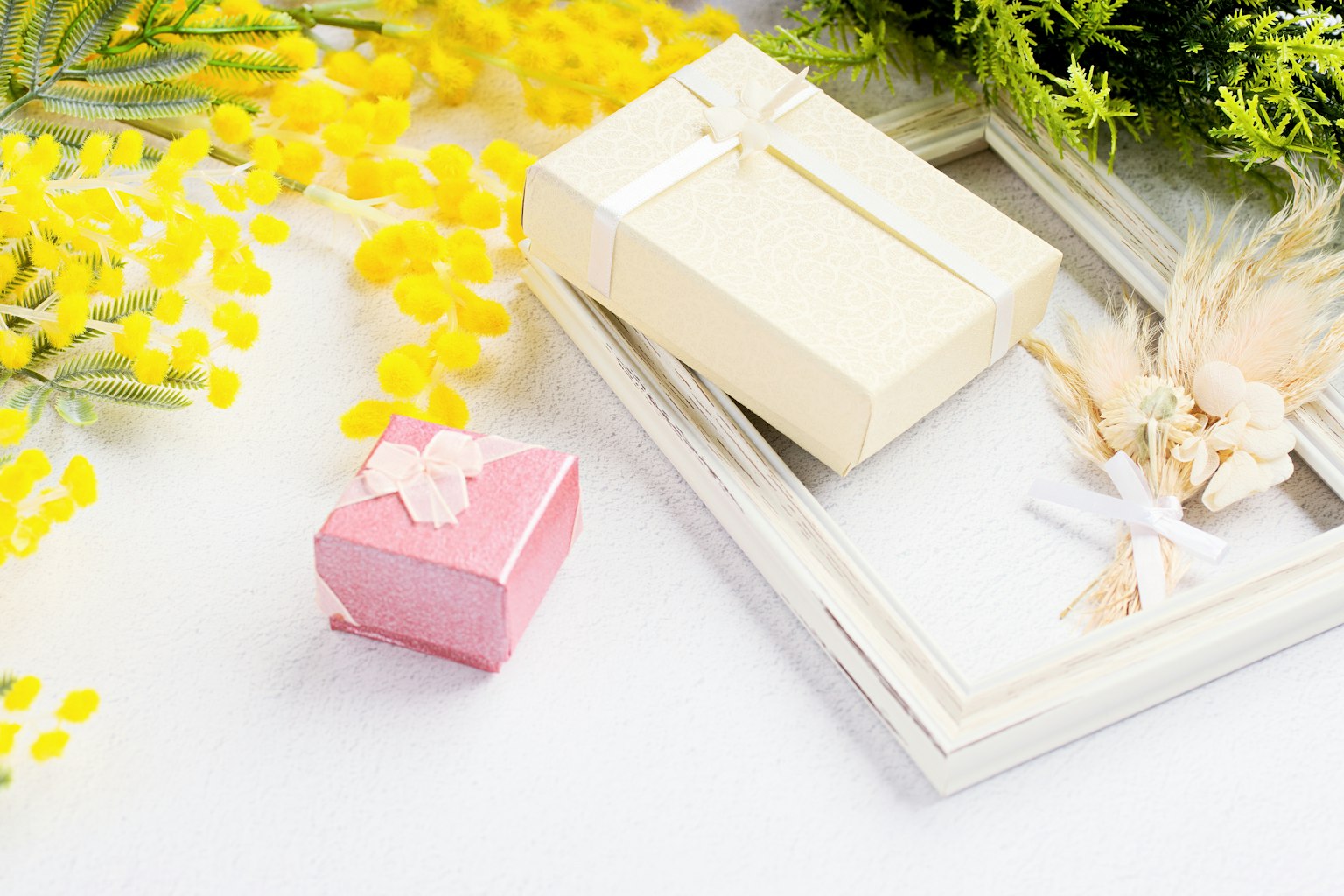 Un bellissimo allestimento con fiori gialli e piccole scatole regalo