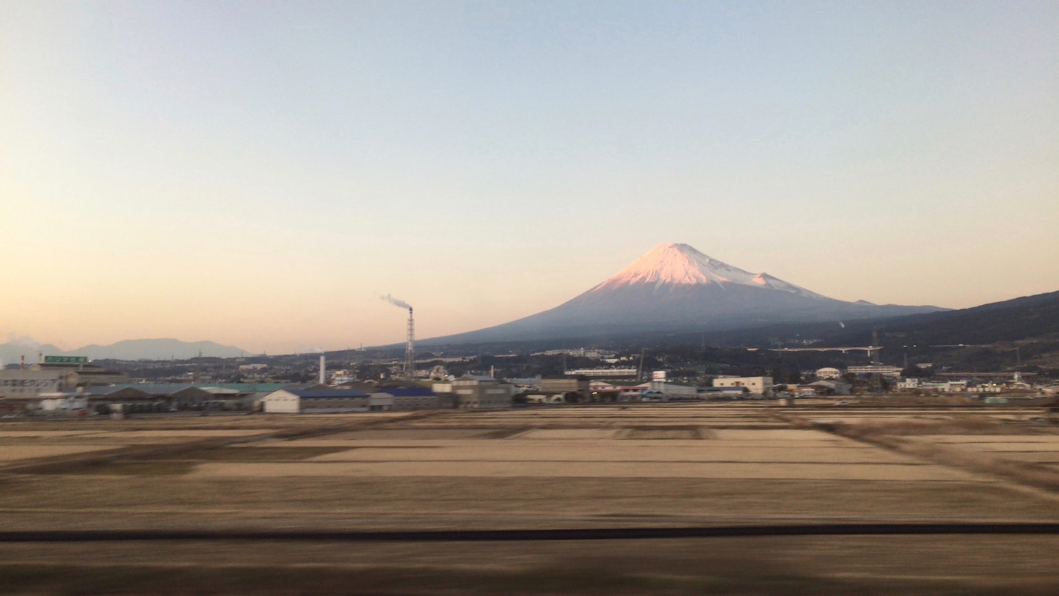 Vista panoramica del Monte Fuji con paesaggio rurale circostante
