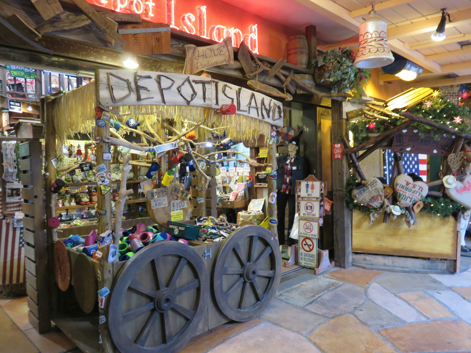 Escena interior de una pequeña tienda llamada Depot Island con ruedas de madera