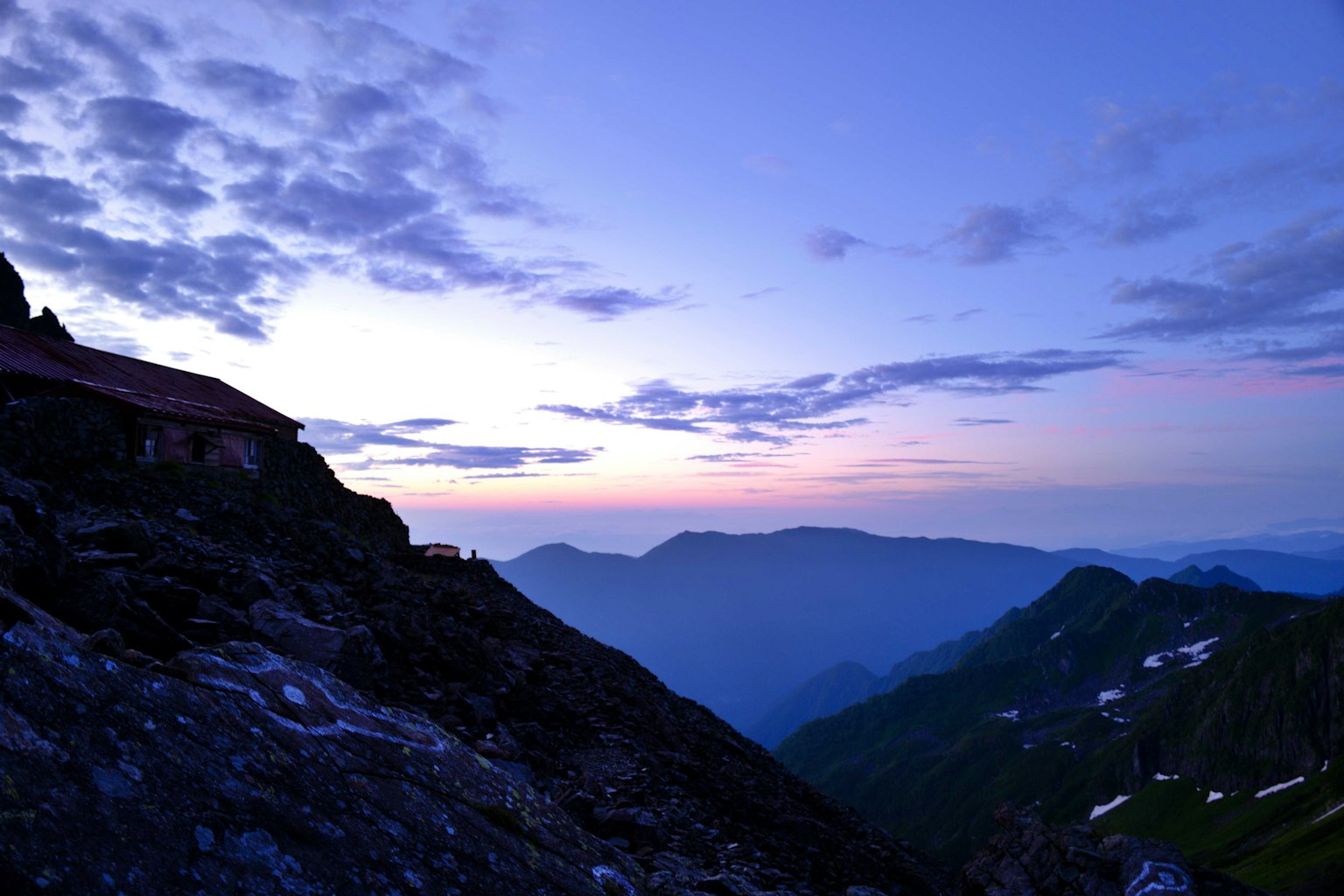 Magnifique vue du coucher de soleil depuis une montagne avec ciel bleu et nuages