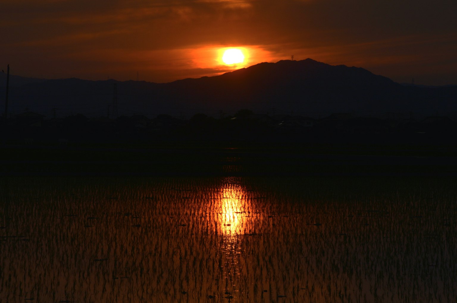 山后夕阳映在水面上