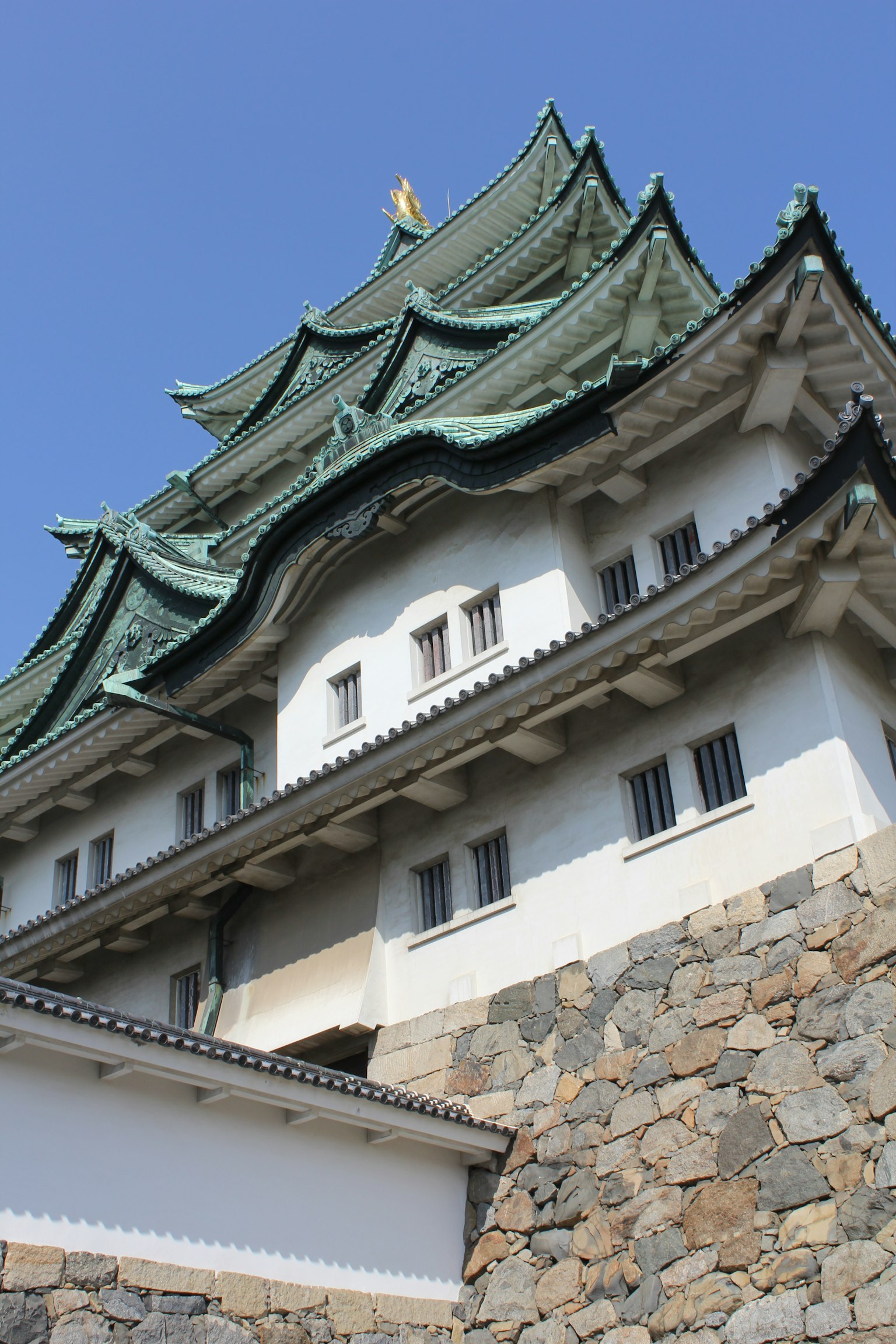 Nagoya Schloss mit markantem Dach und Steinmauerstruktur