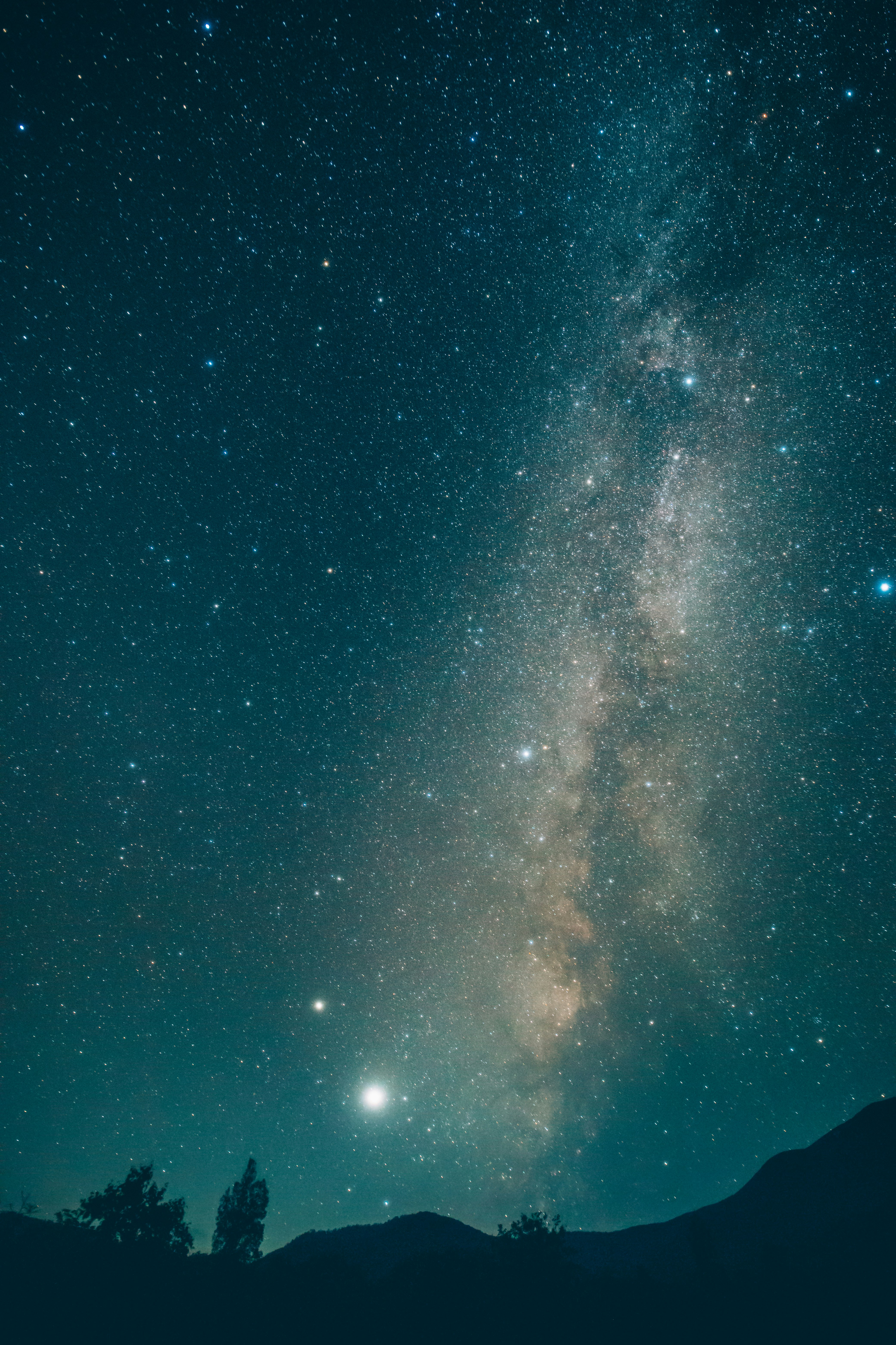 Voie lactée sur un ciel nocturne étoilé avec des montagnes en silhouette