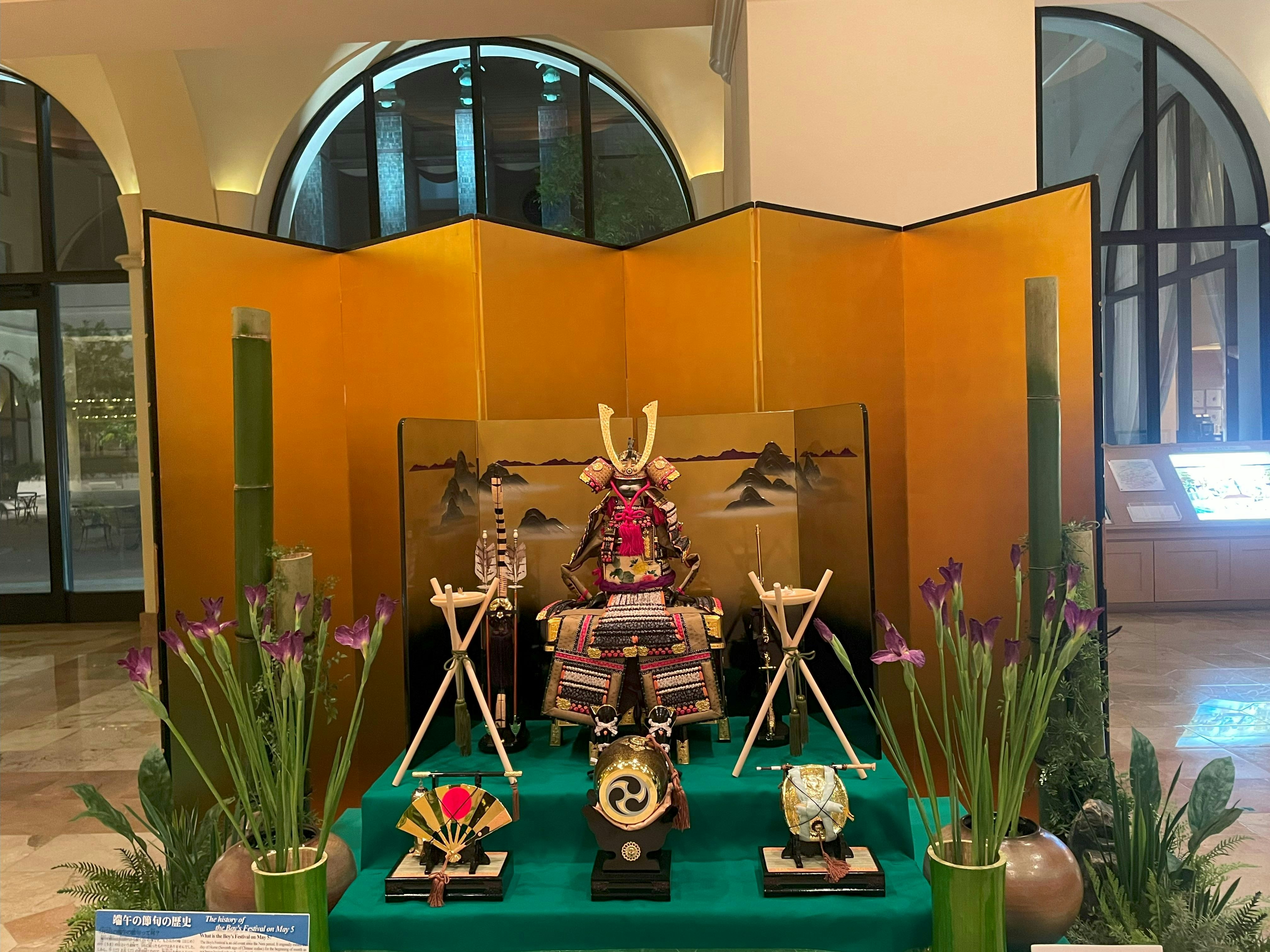 Pajangan kabuto dan boneka perayaan musim semi untuk Hari Anak