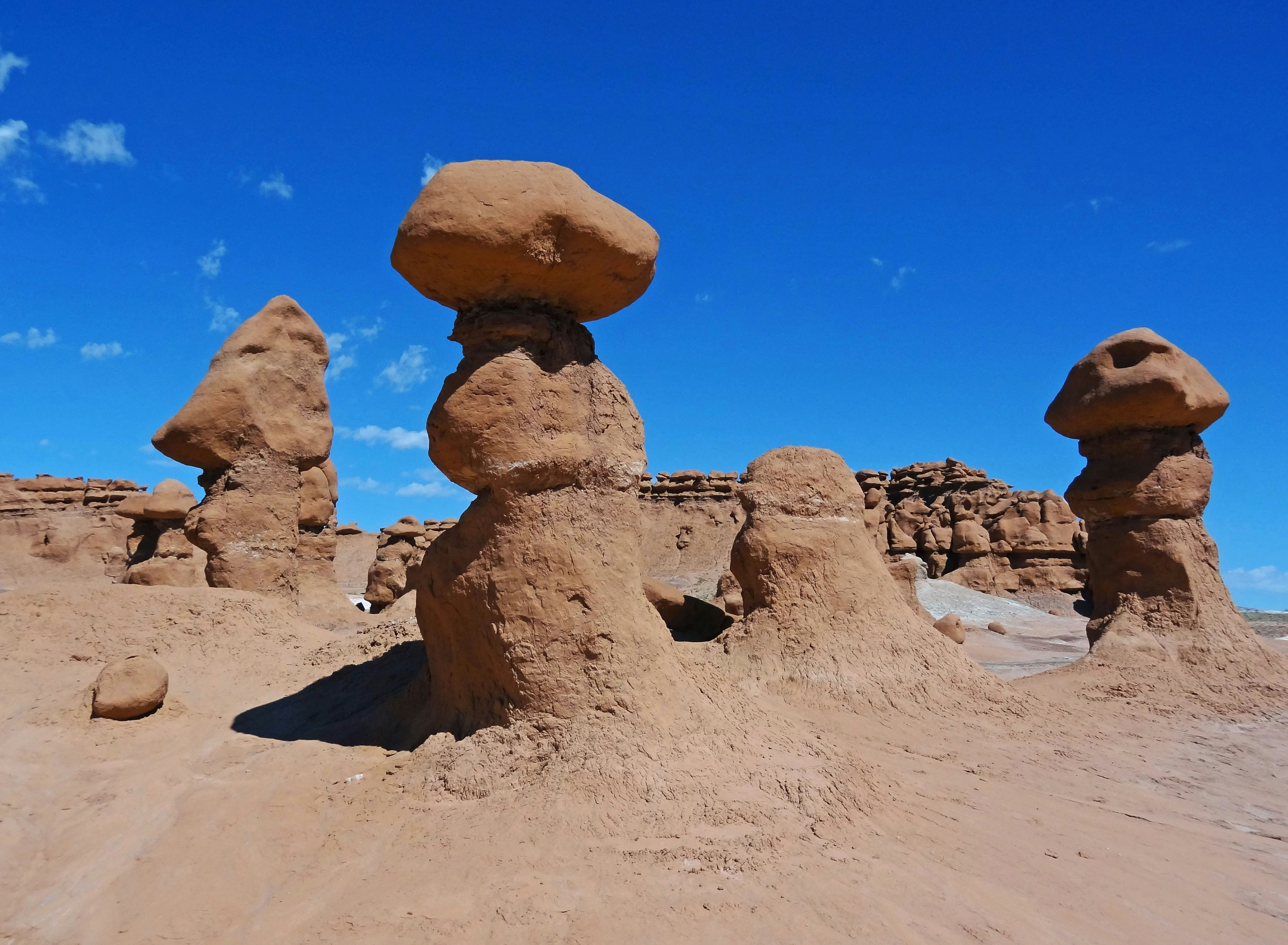 formazioni rocciose in equilibrio in un paesaggio desertico