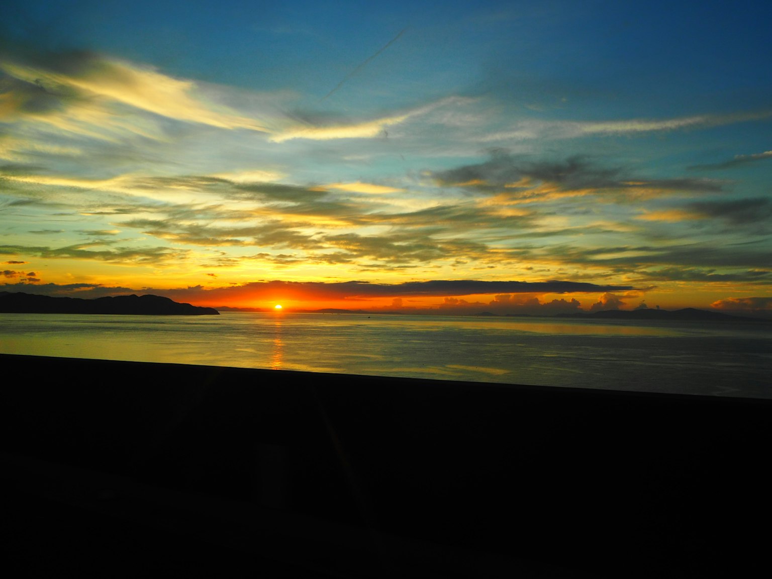 Bellissimo tramonto che si riflette sul mare