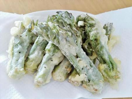 Bông cải xanh sốt kem trên đĩa trắng