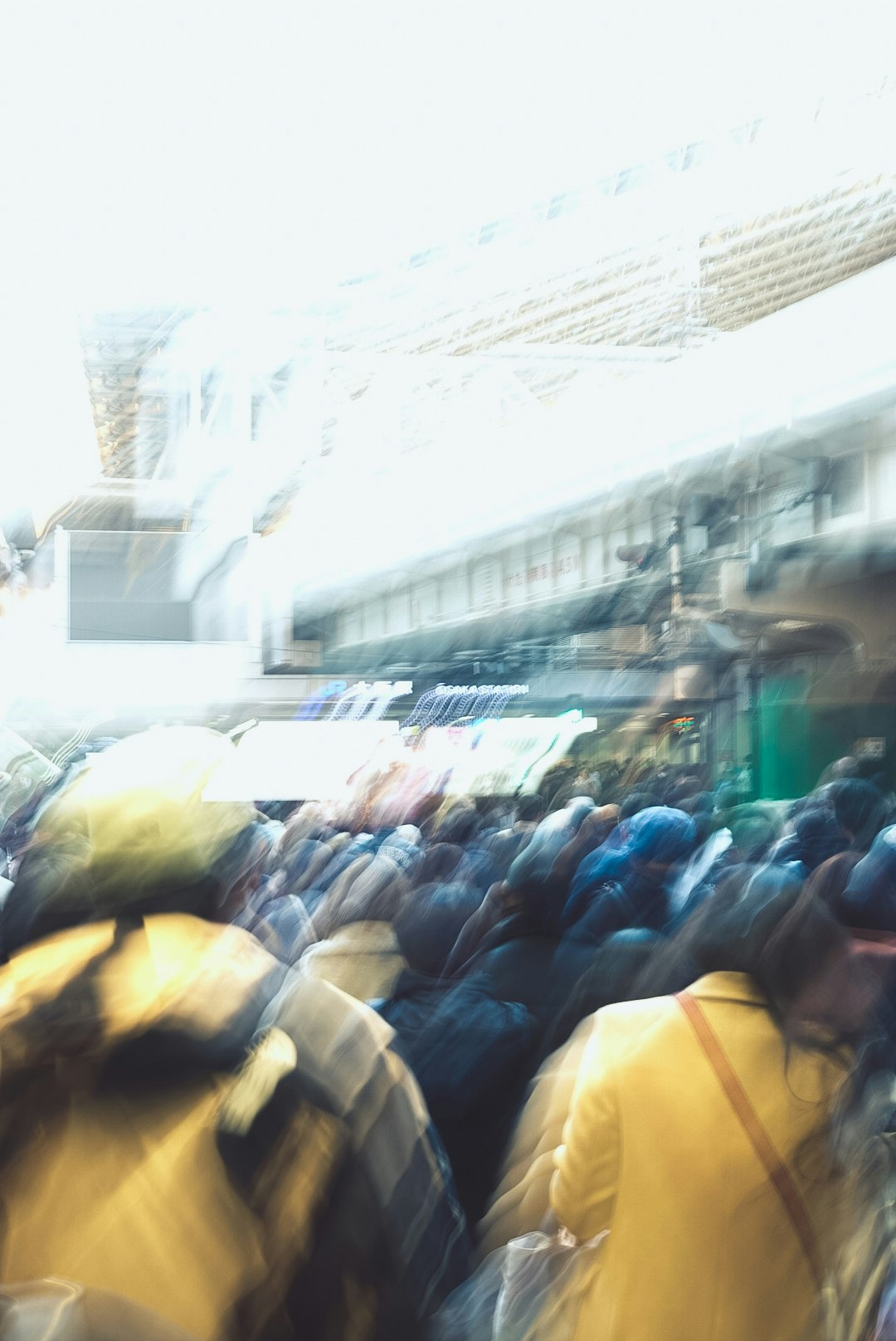 車站月台上人群與動態模糊的列車車窗