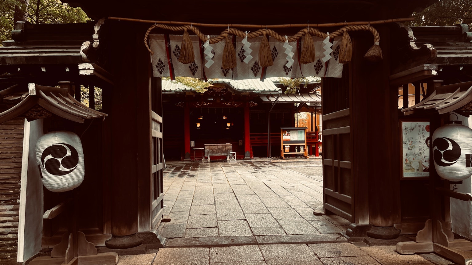 传统神社的门，石头小路通向神社内部
