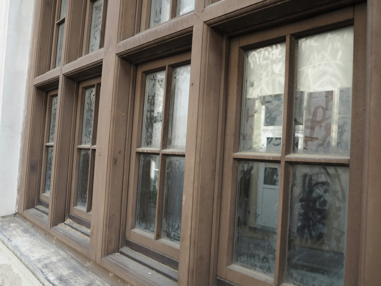 여러 개의 창이 있는 오래된 나무 창의 외부 모습