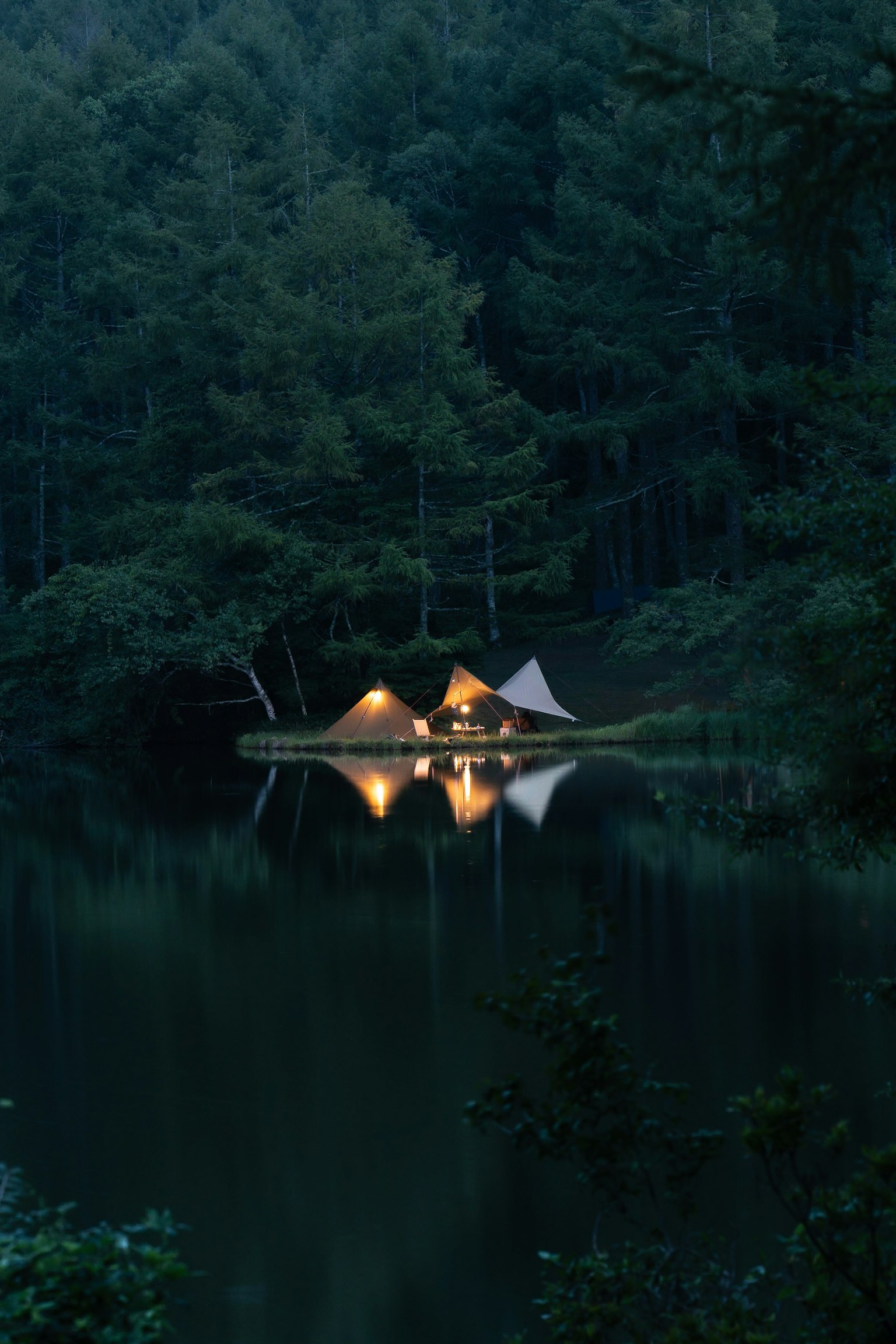 宁静湖畔露营帐篷的夜景