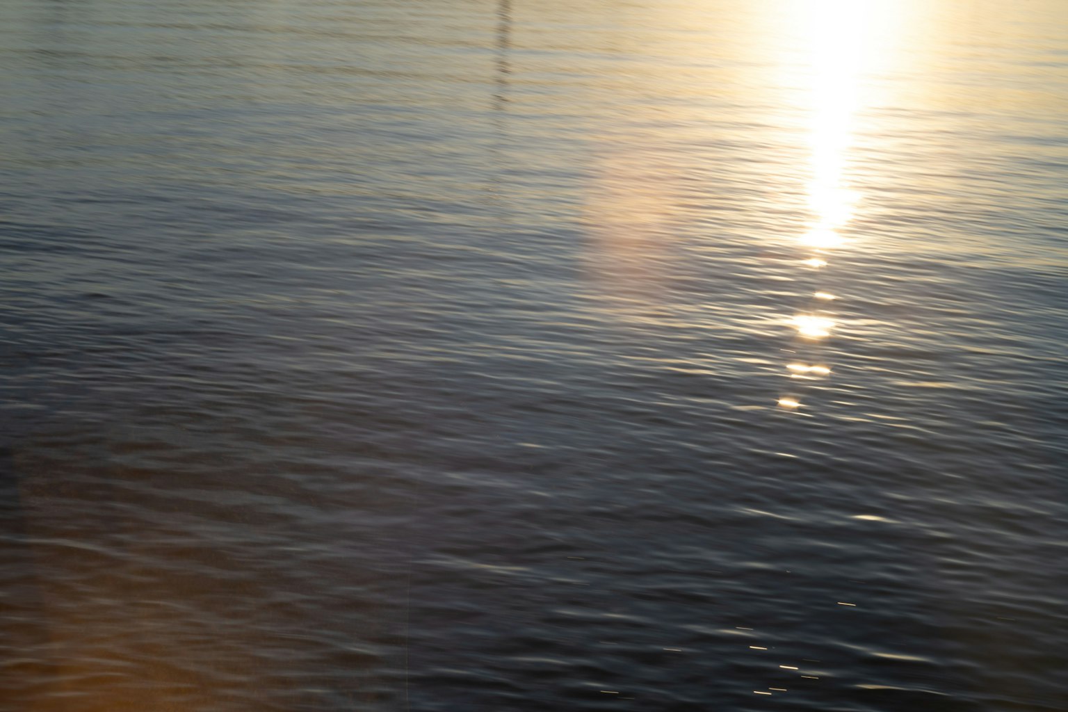 Hermosa vista de la luz reflejándose en la superficie del agua