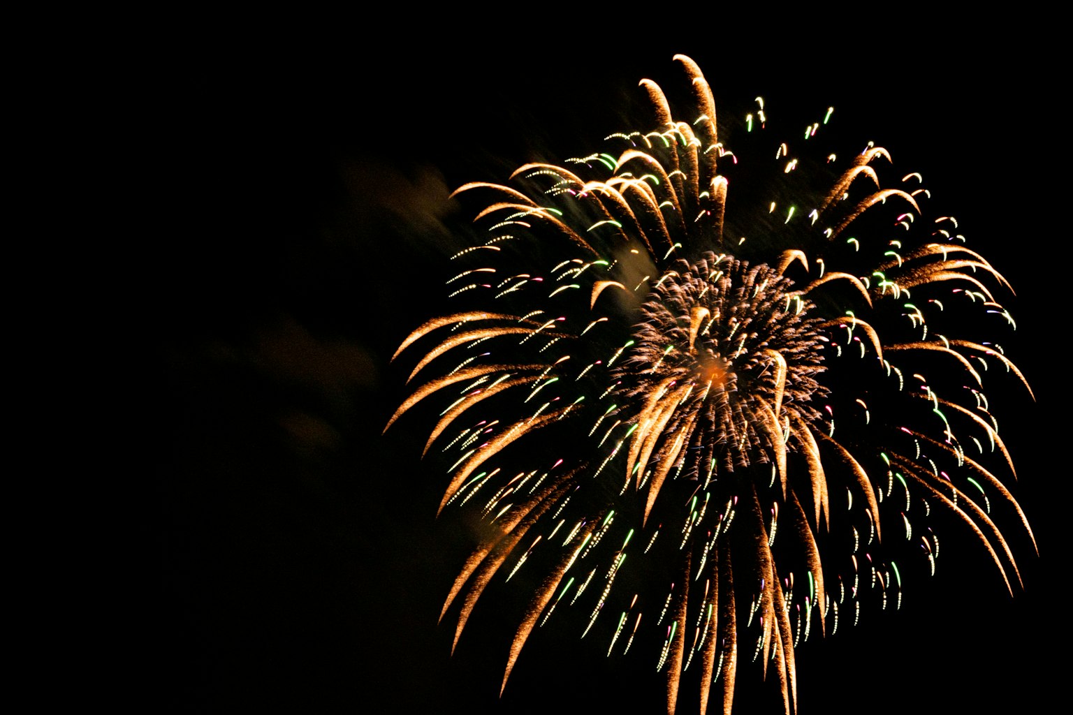 Esplosione di fuochi d'artificio su sfondo nero