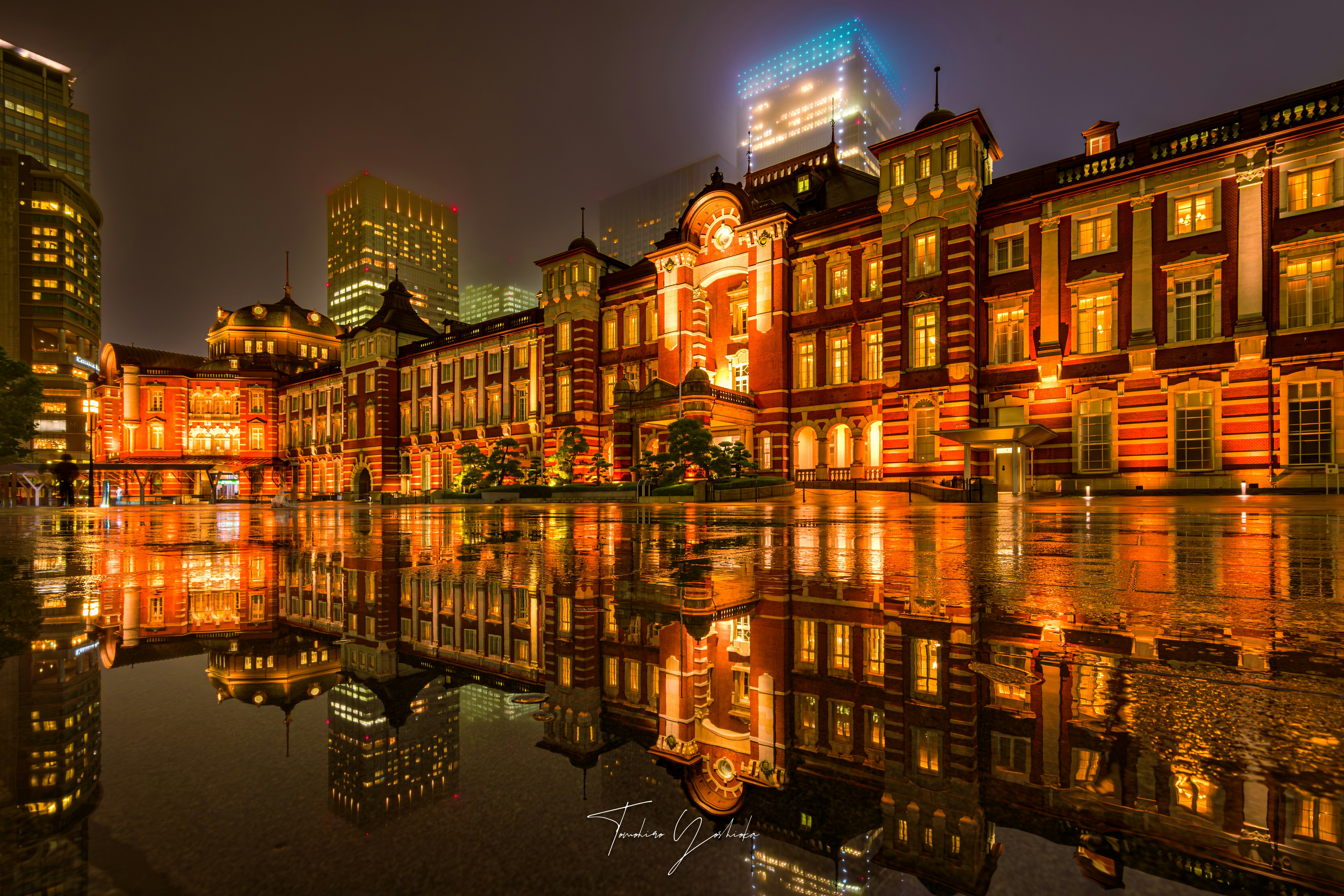 雨上がりの東京駅周辺の反射する夜景