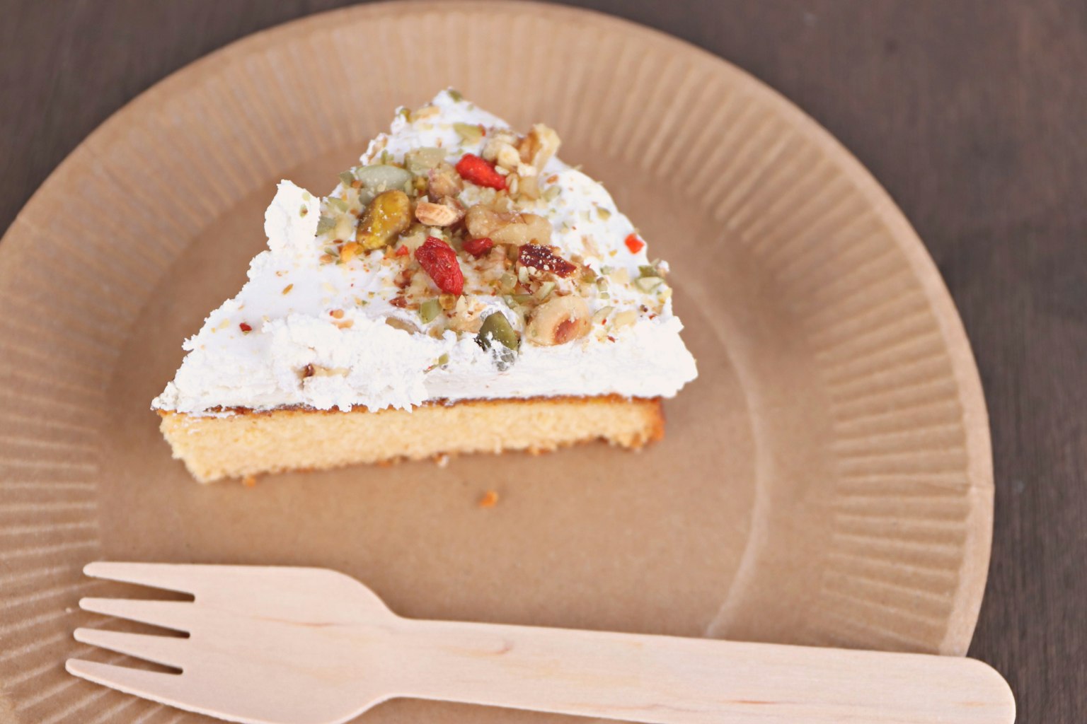 Fetta di torta con crema e frutta