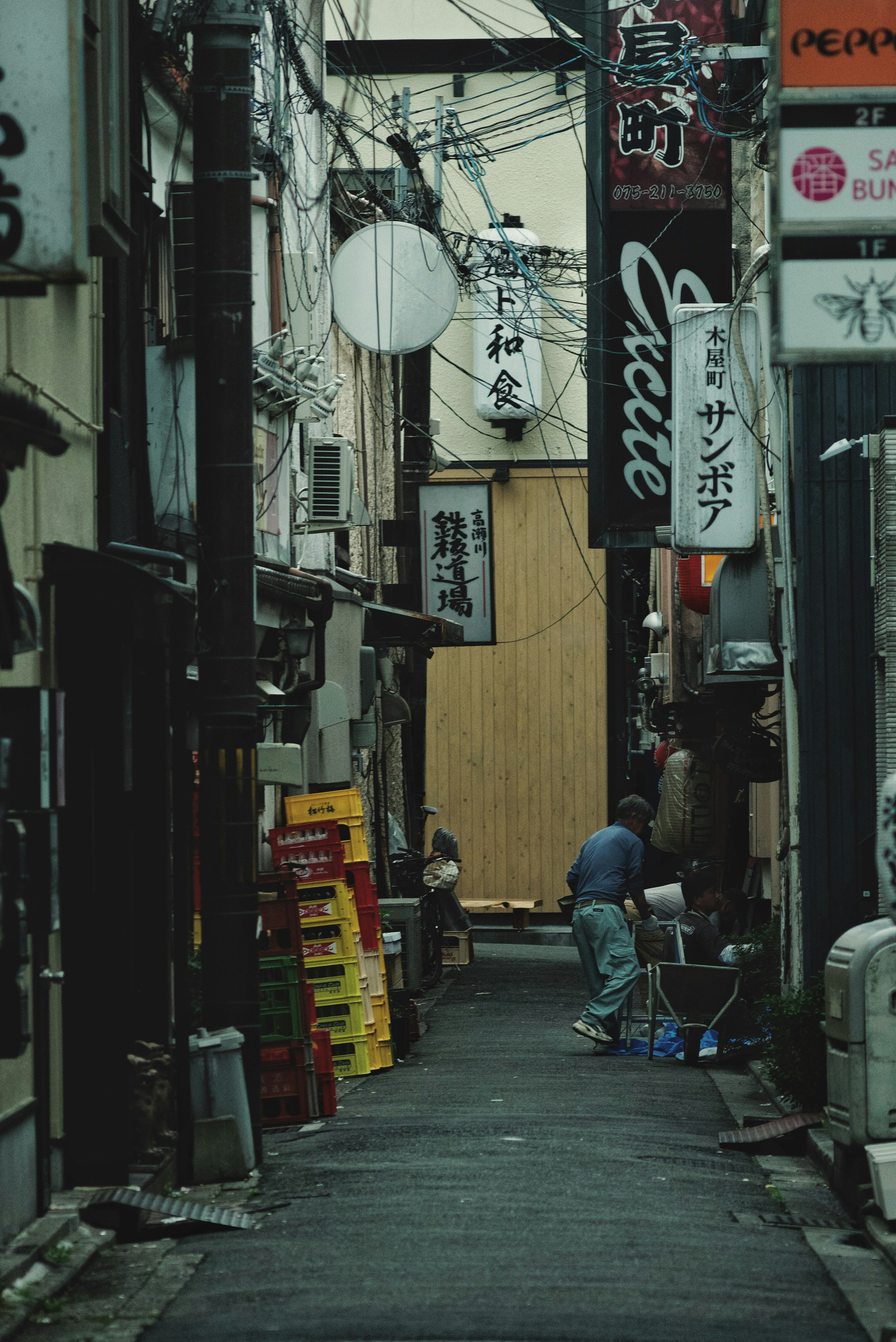 Gasse in Kyoto mit Schaufensterbeschilderung und Fahrrädern