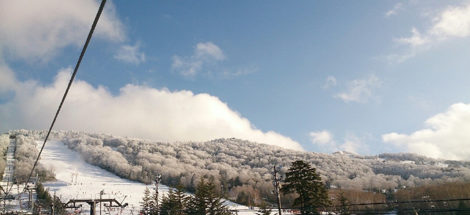 Schneebedeckte Berglandschaft unter blauem Himmel